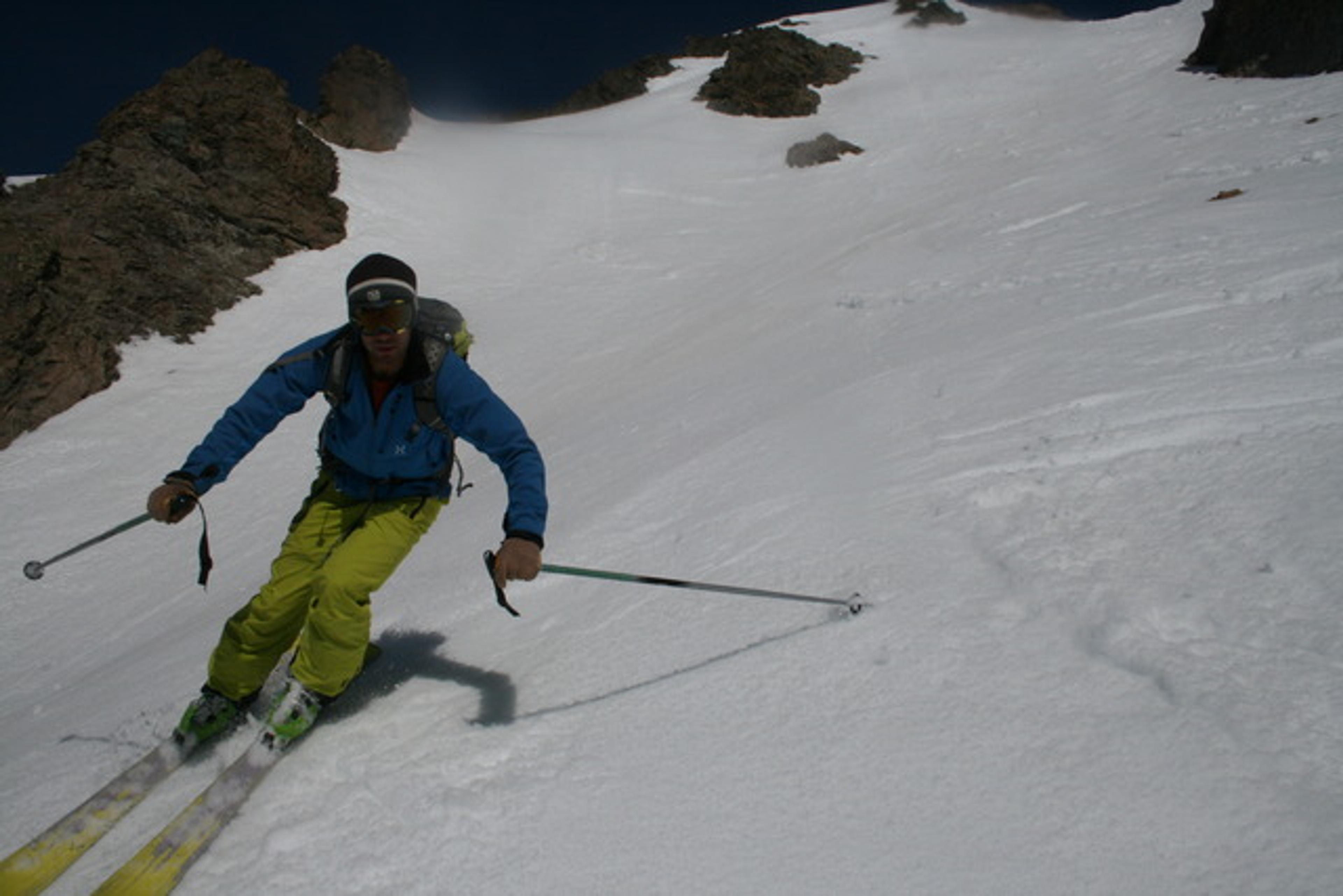 Nico a ski dans le couloir sud du Combeynot