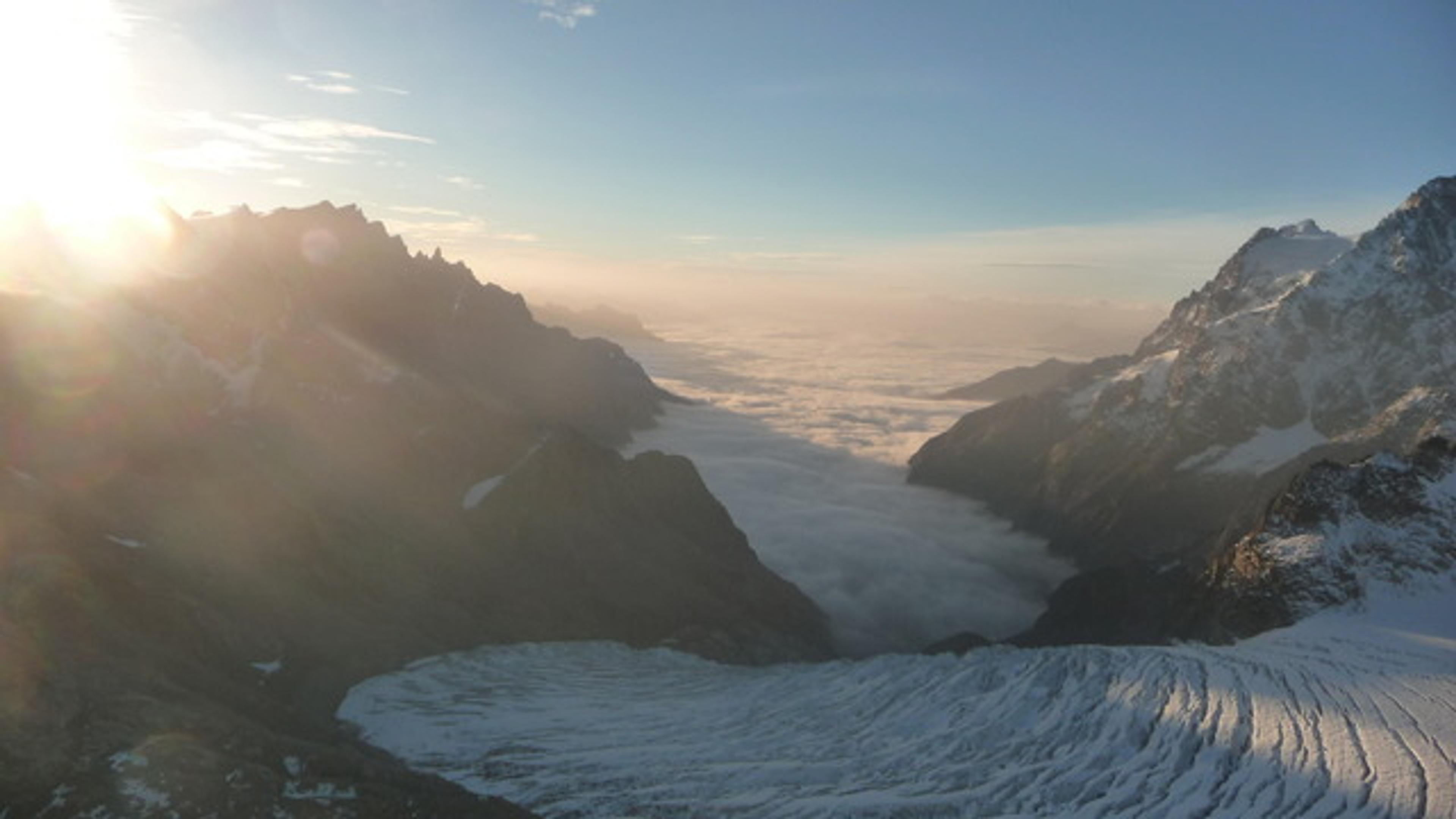 Mer de nuage toujours su le glacier Blanc