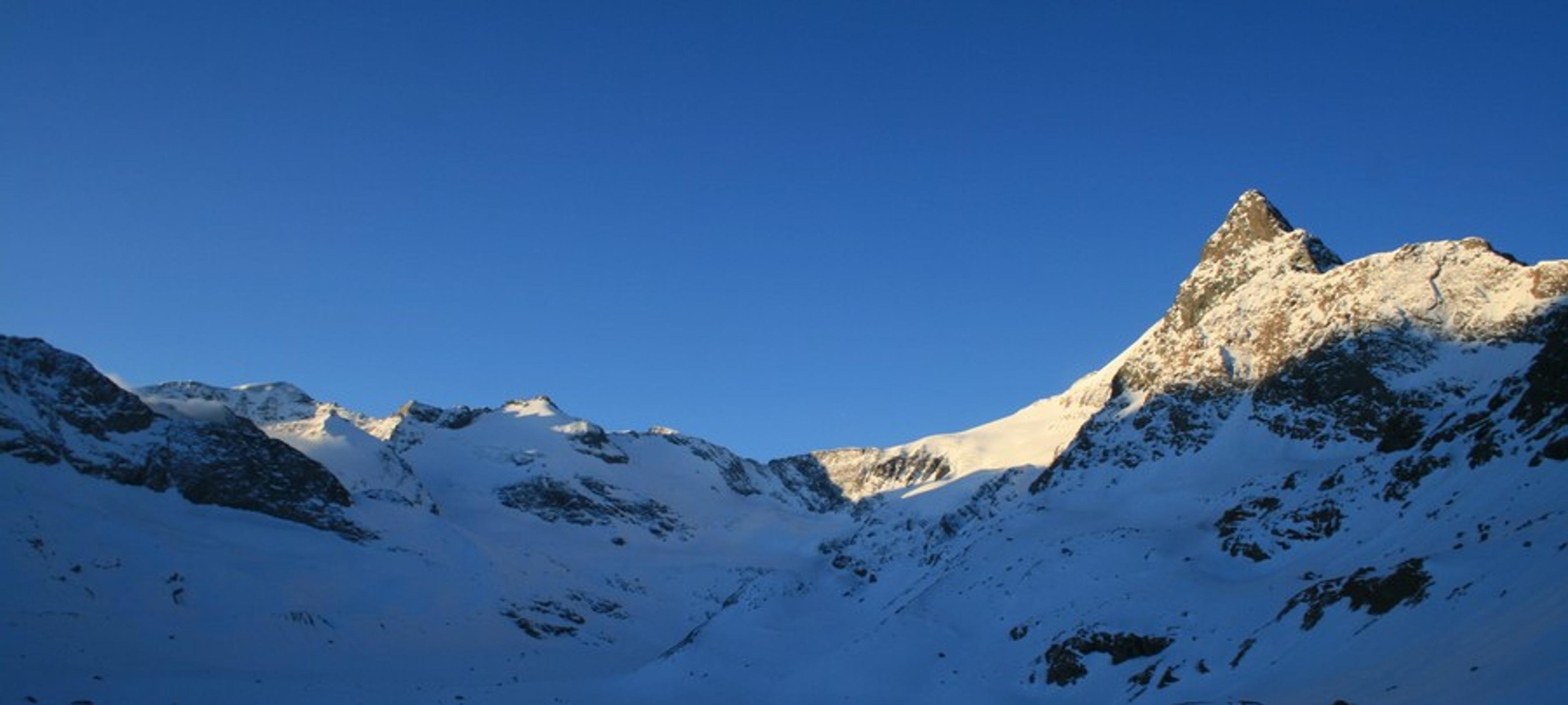 Raid ski Haute Maurienne - Premiers rayons de soleil sur la Petite Ciamarella et l'Albaron