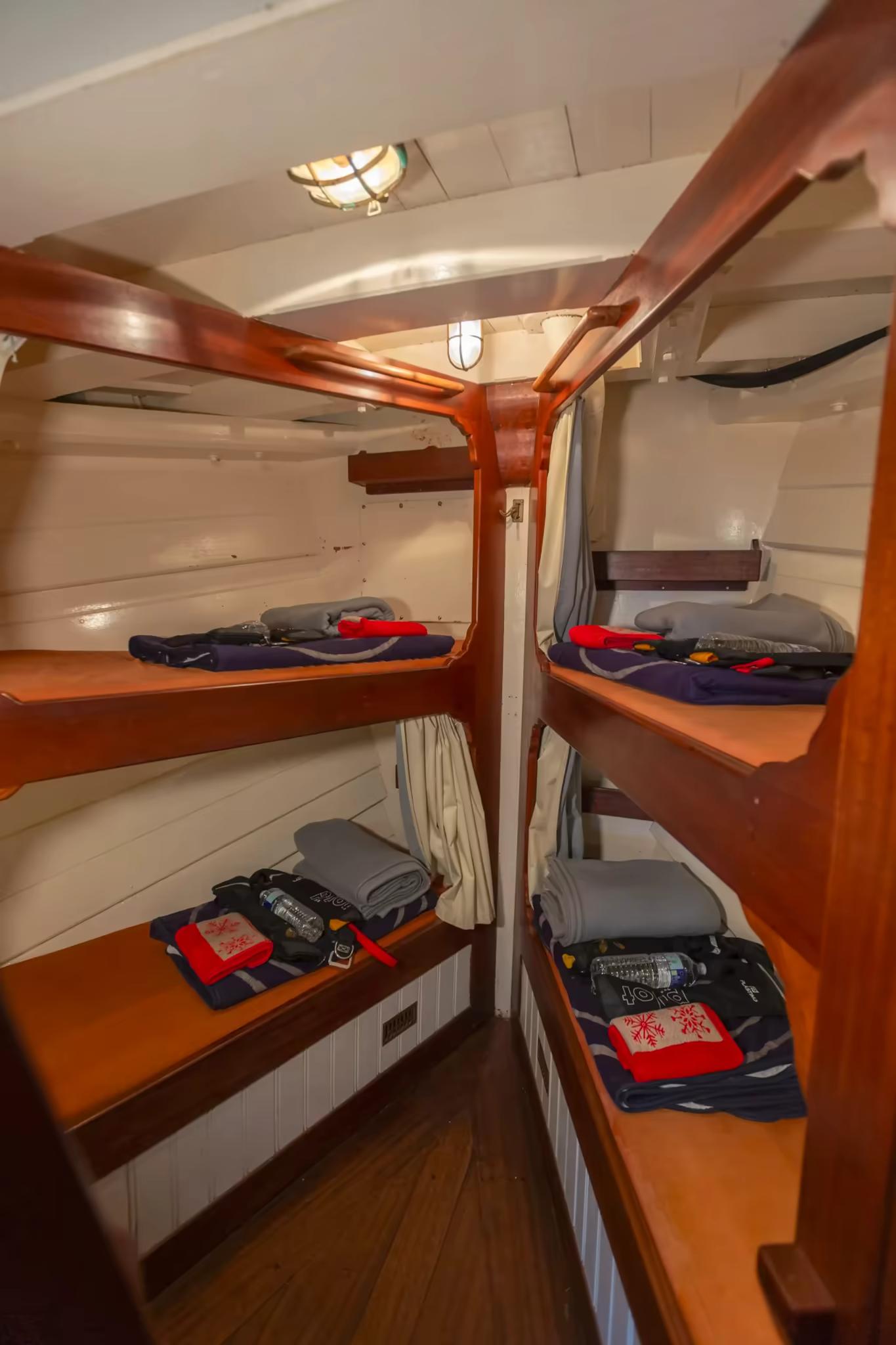 Cabines à bord du Fleur de Lampaul pendant un voyage ski-voile en Norvège