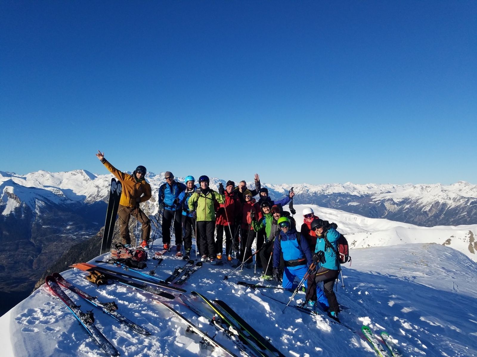 Un grand groupe de skieur sur un sommet atteint depuis Risoul en freerando