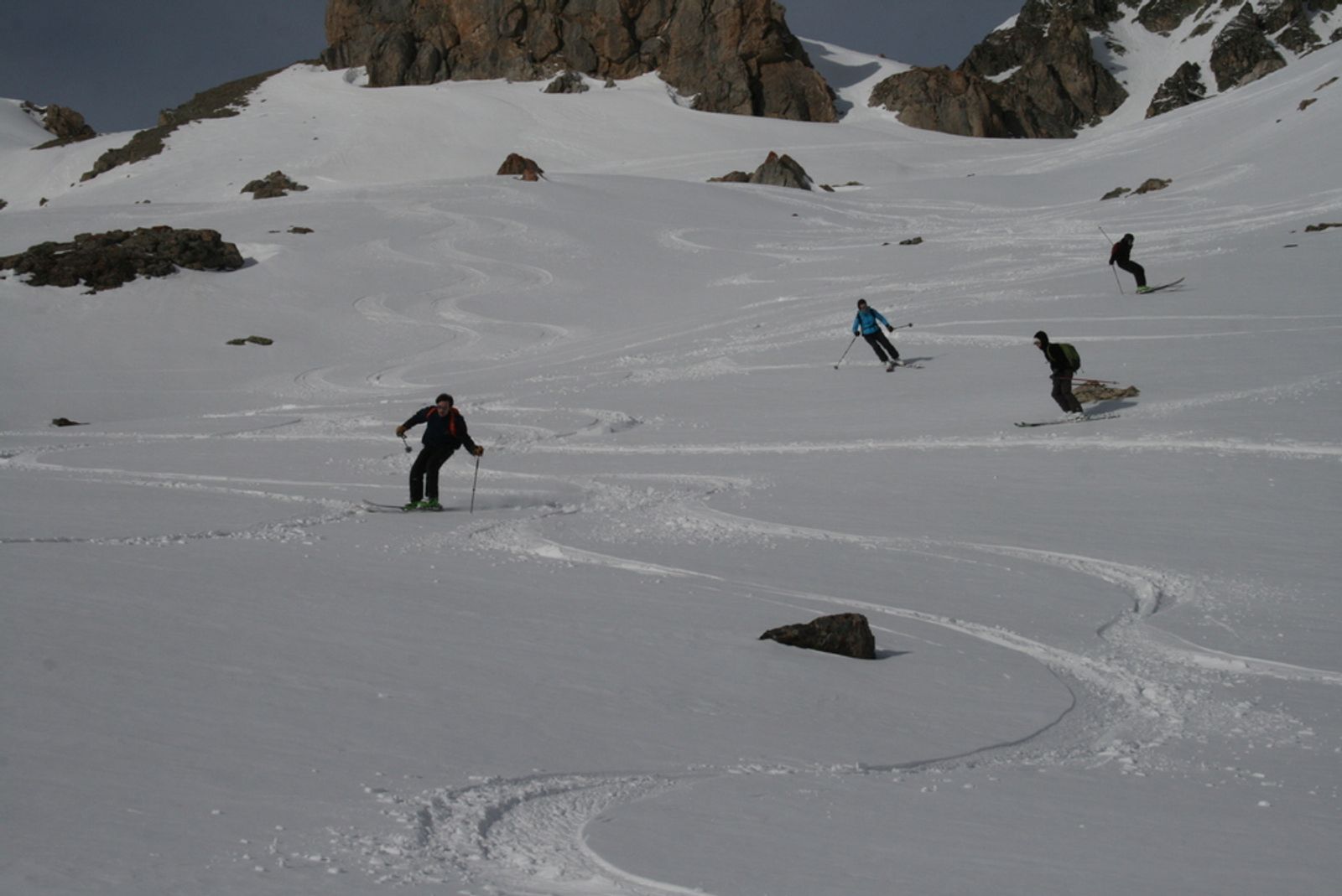 Groupe d’amis descendant ensemble à ski près du col du Lautaret