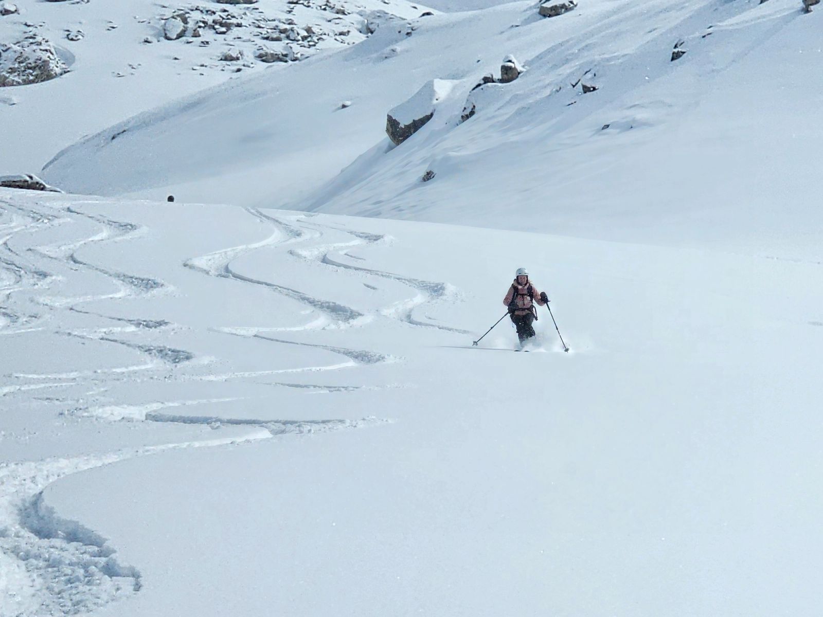 Skieuse traçant dans la poudreuse vers Maljasset