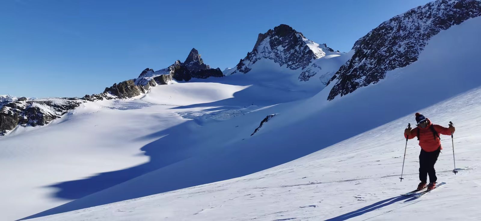 Sur le Glacier de la Girose à ski avec vue sur le Râteau et la Meije