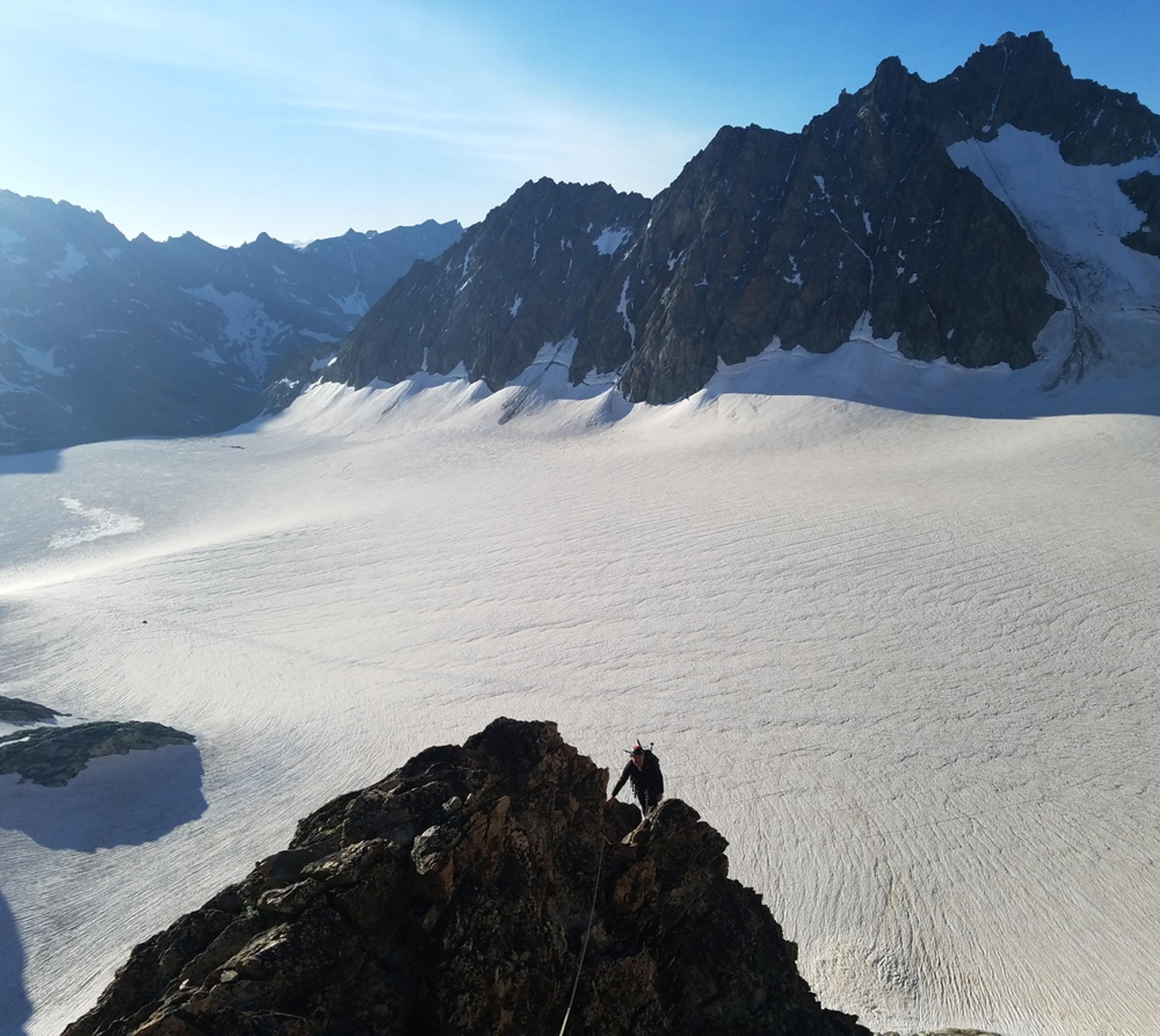 Arête sud de la pointe Louise, devant le Glacier Blanc