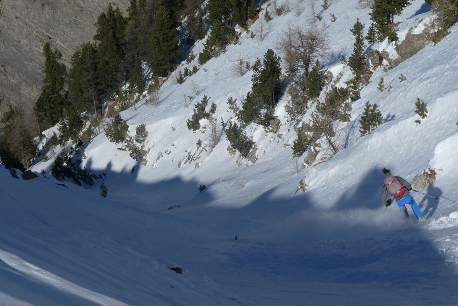 Guide en virages sauté dans le couloir du torrent de l'Aupet