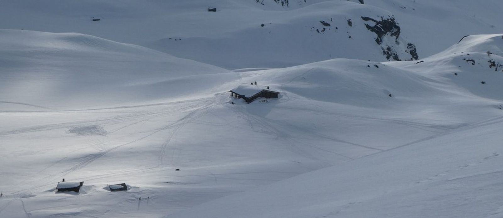 Refuge de Terre Rouge entouré de montagnes enneigées
