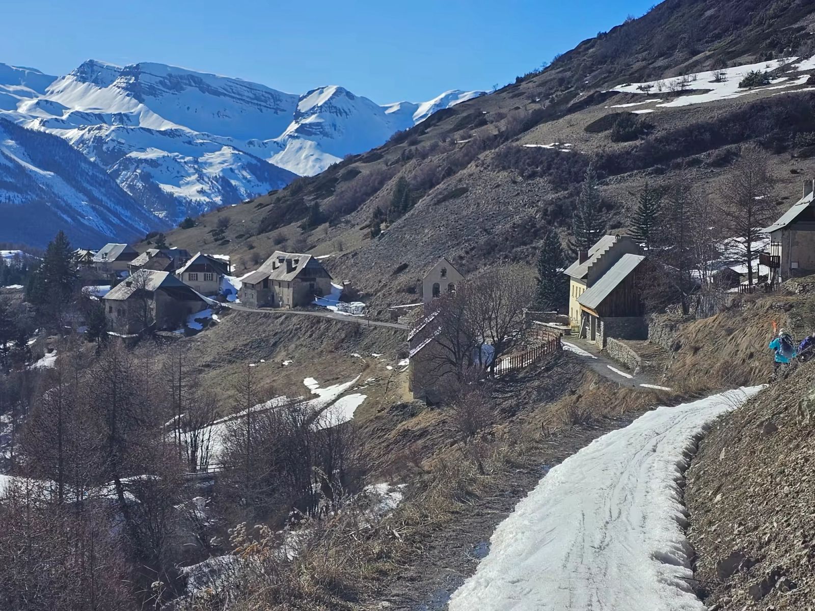 Vue sur Fouillouse là où s'arrête la neige