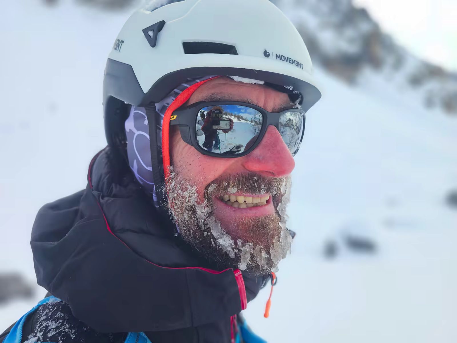 Portrait d'un skieur de la neige plein la barbe