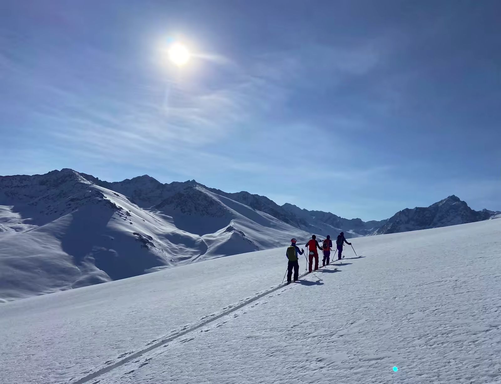 Un groupe à la montée et la vue sur l'immensité de la haute vallée de Jyrgalan
