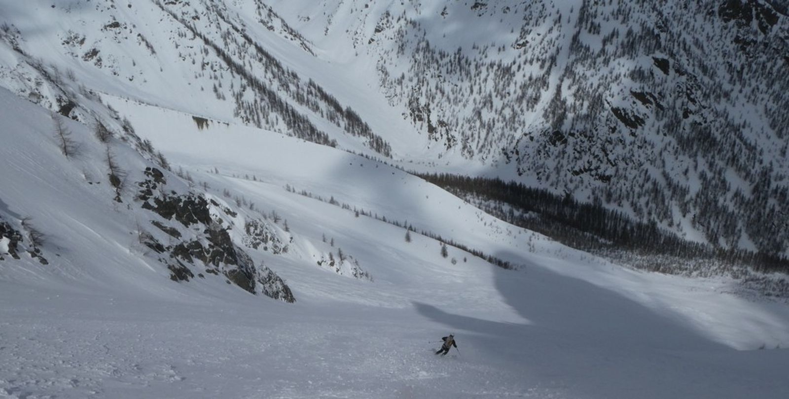 Skieur en pleine descente du couloir du Petit Davin