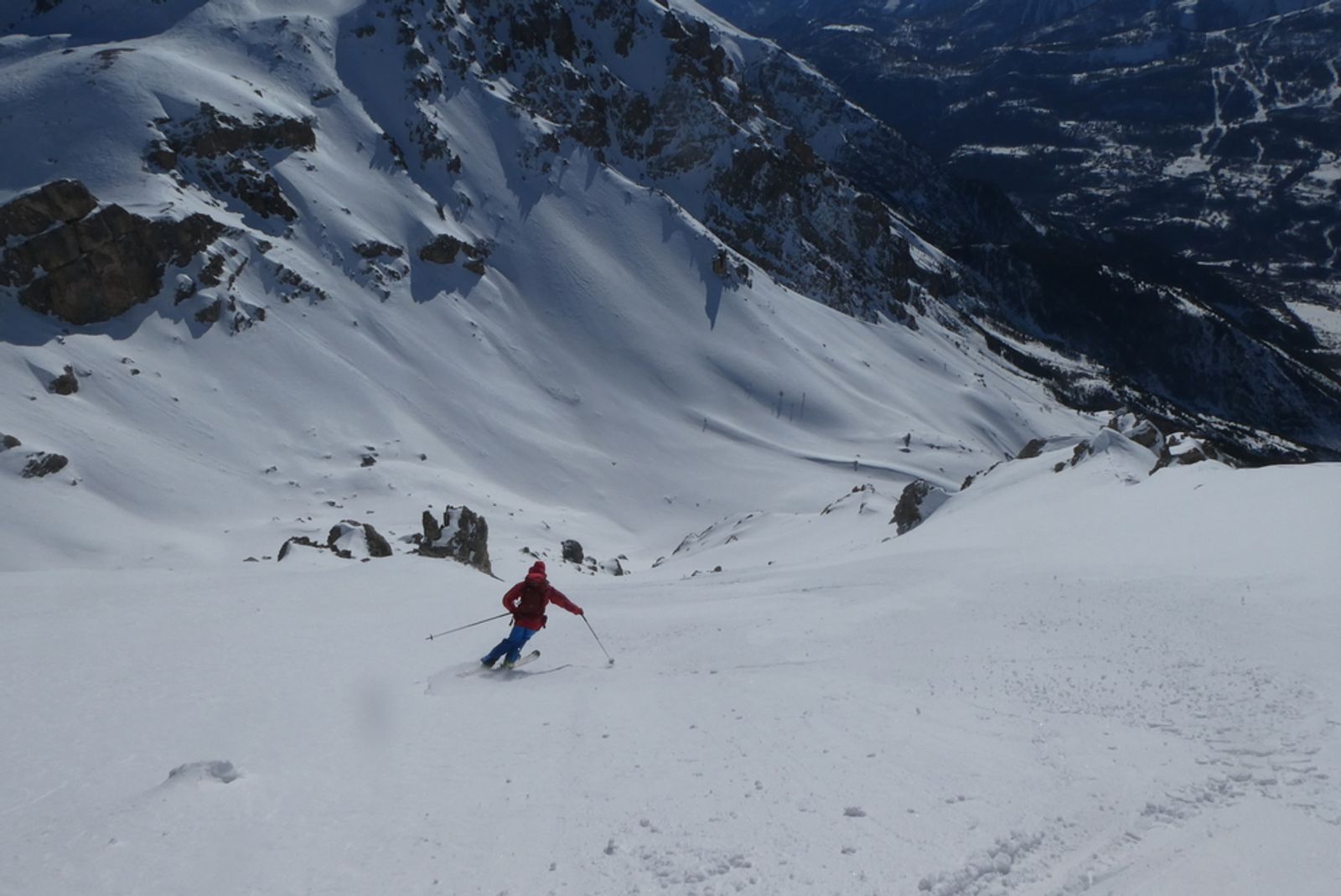 Skieur dans une descente du massif de Montbrison avec vue plongeante sur Vallouise