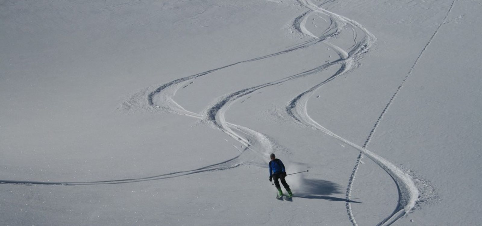 Cyril descend le Grand Vallon à côté des premières traces dans la neige.