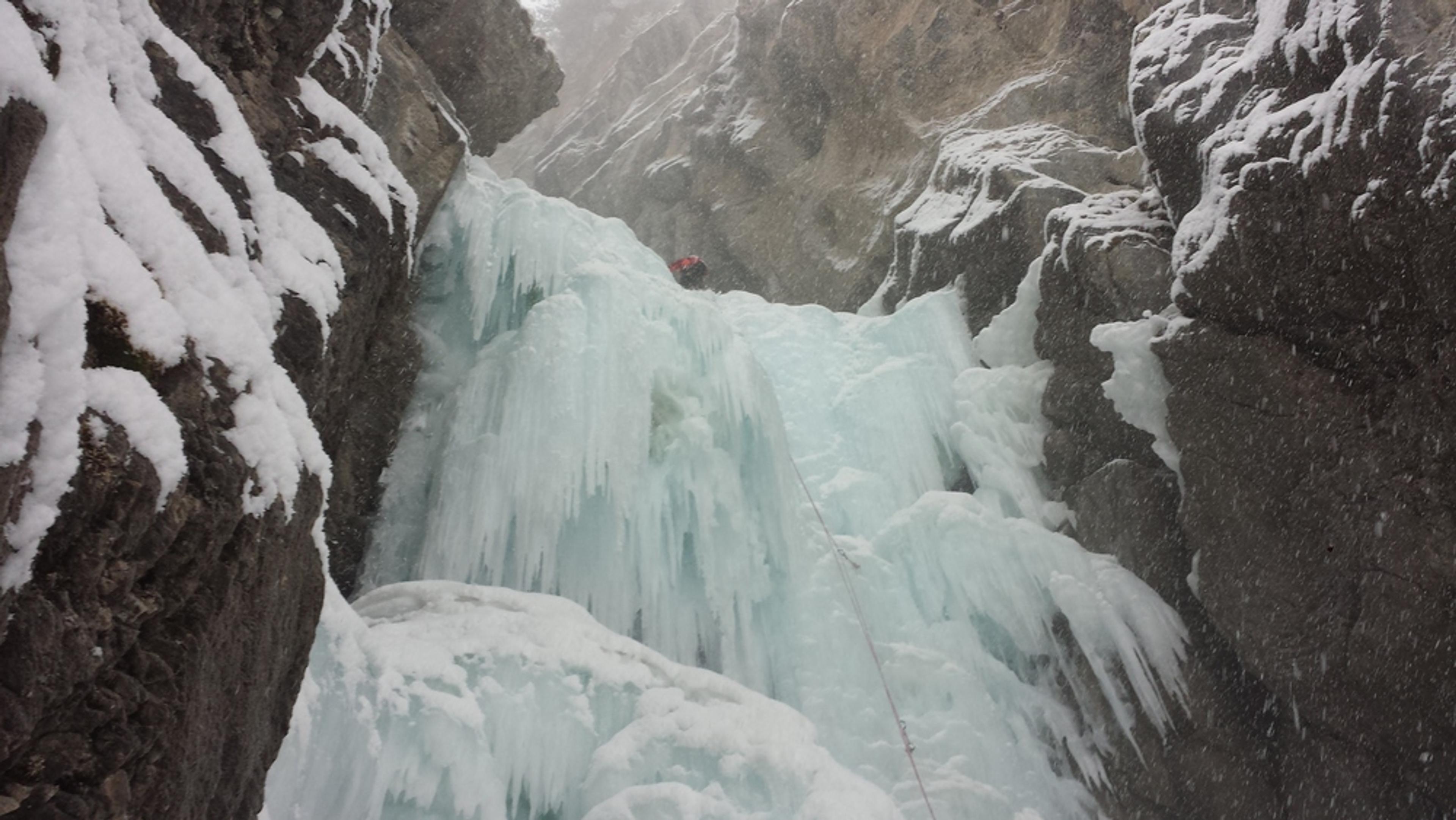 Cascade glace Ceillac - Forme du Chaos - Julien en tête dans la deuxième longueur