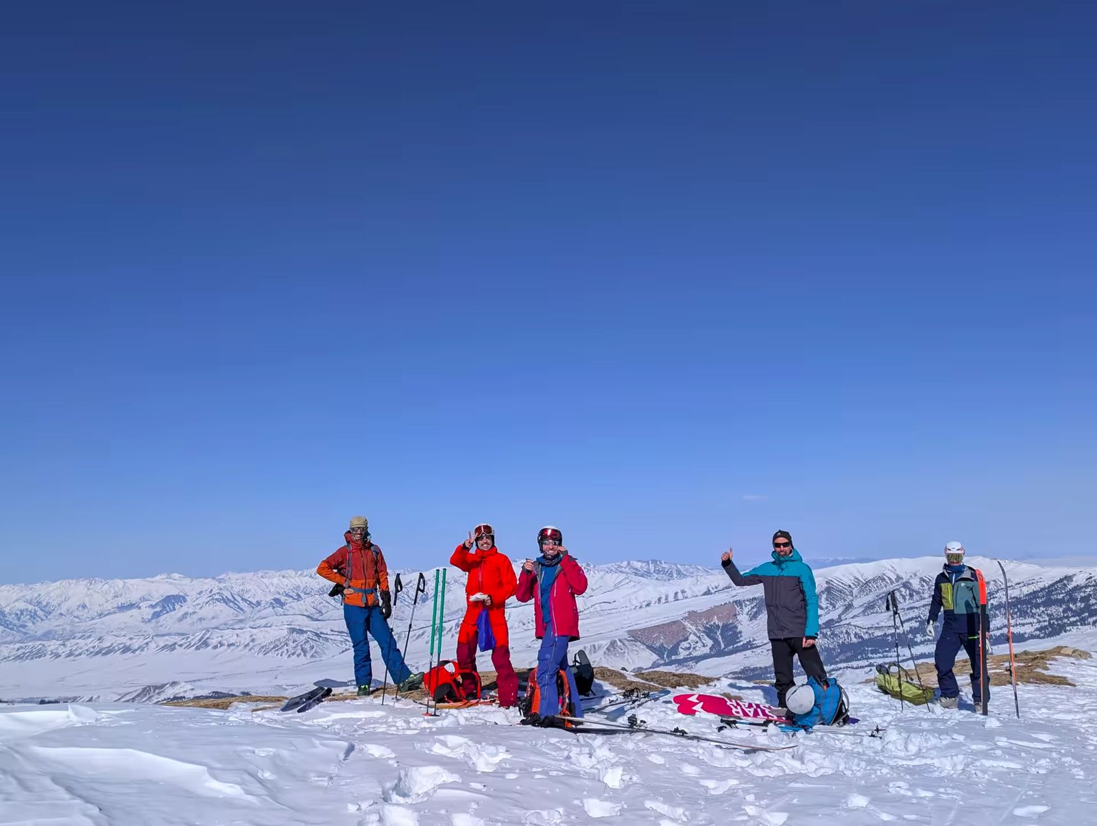 Groupe au sommet d'une montagne du Kirghizistan