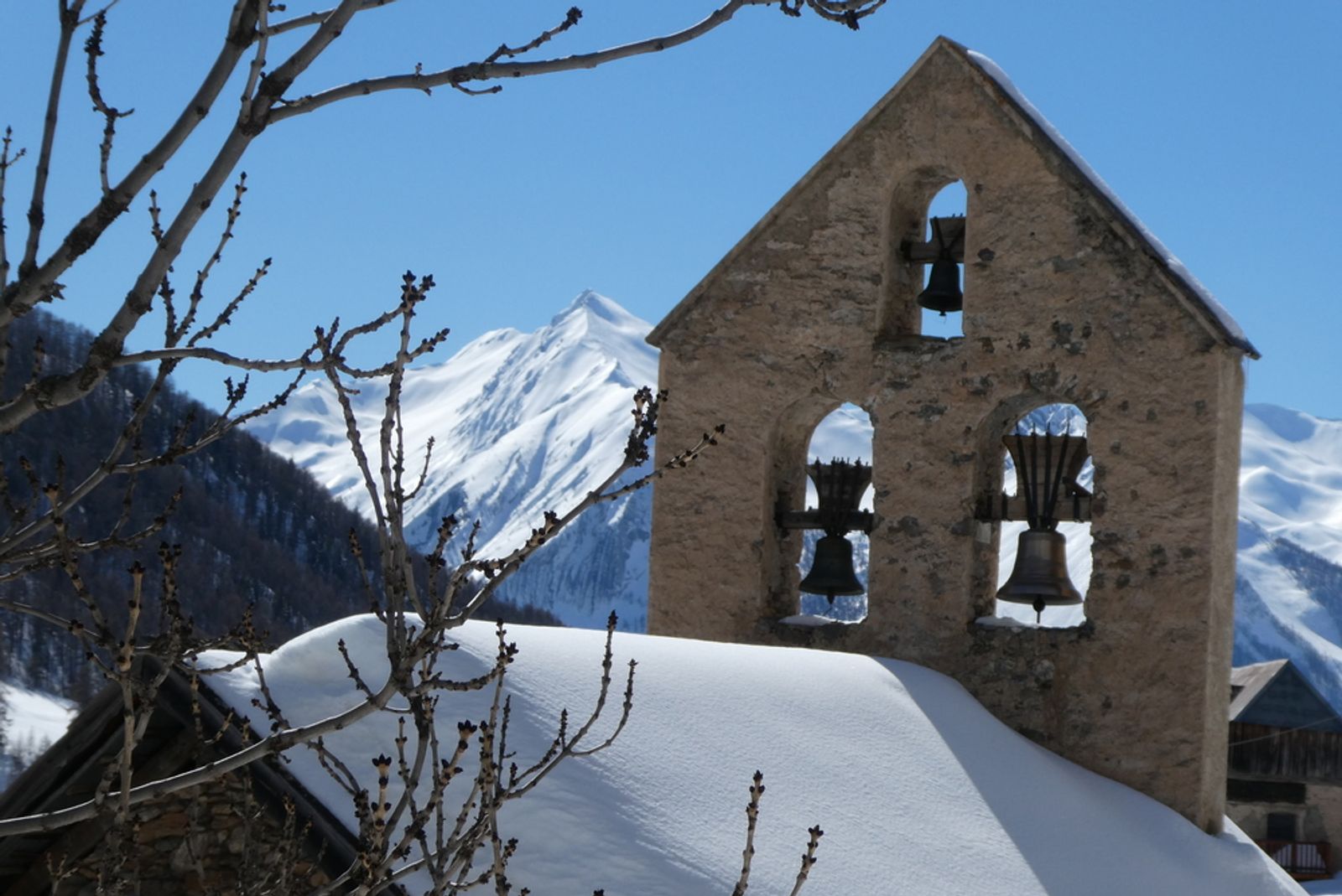 Vue sur l'église de Fouillouse bien enneigée