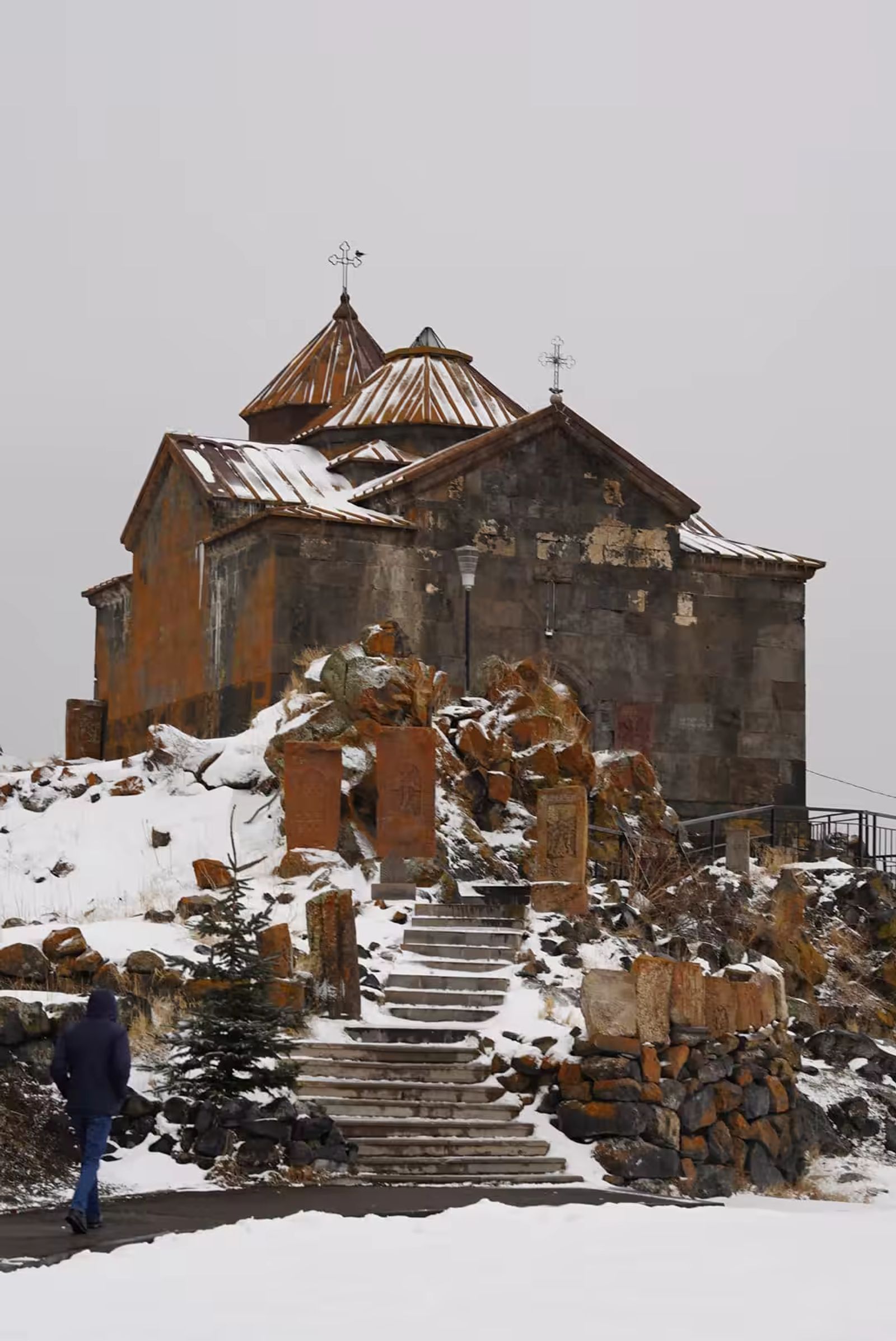 Le monastère de Sevan au bord du lac du même nom, sous la neige