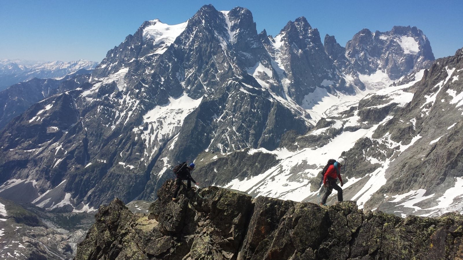 Stage autonomie - cordée en mouvement sur l'arête sud du Pic d'arsine