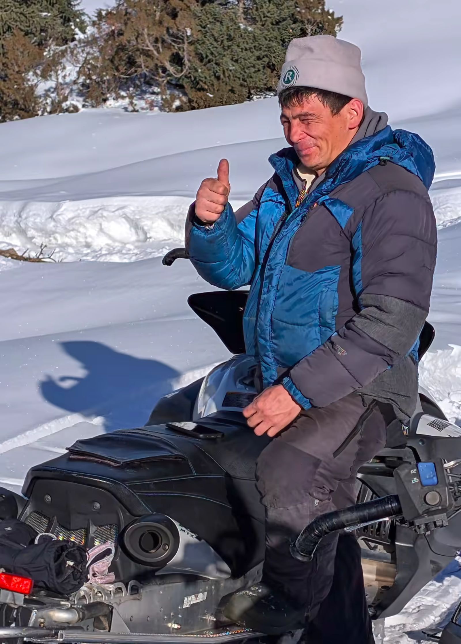 Volodia sur un motoneige au Kirghizistan