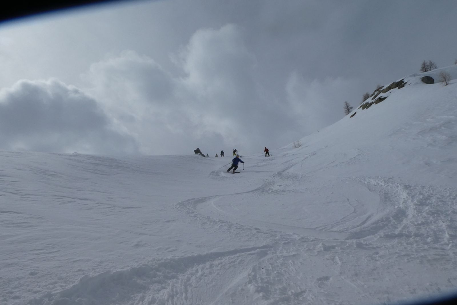 Descente à ski dans les pentes au-dessus de Dormillouse