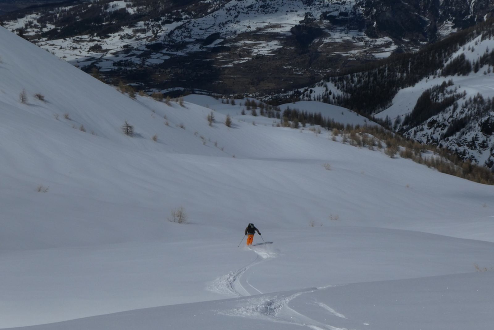 François trace un virage dans la poudreuse du vallon de l’Eissalette
