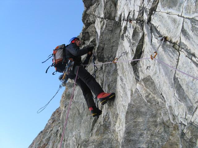 Seb dans la deuxième longueur d'artif de la Couzy Desmaison
