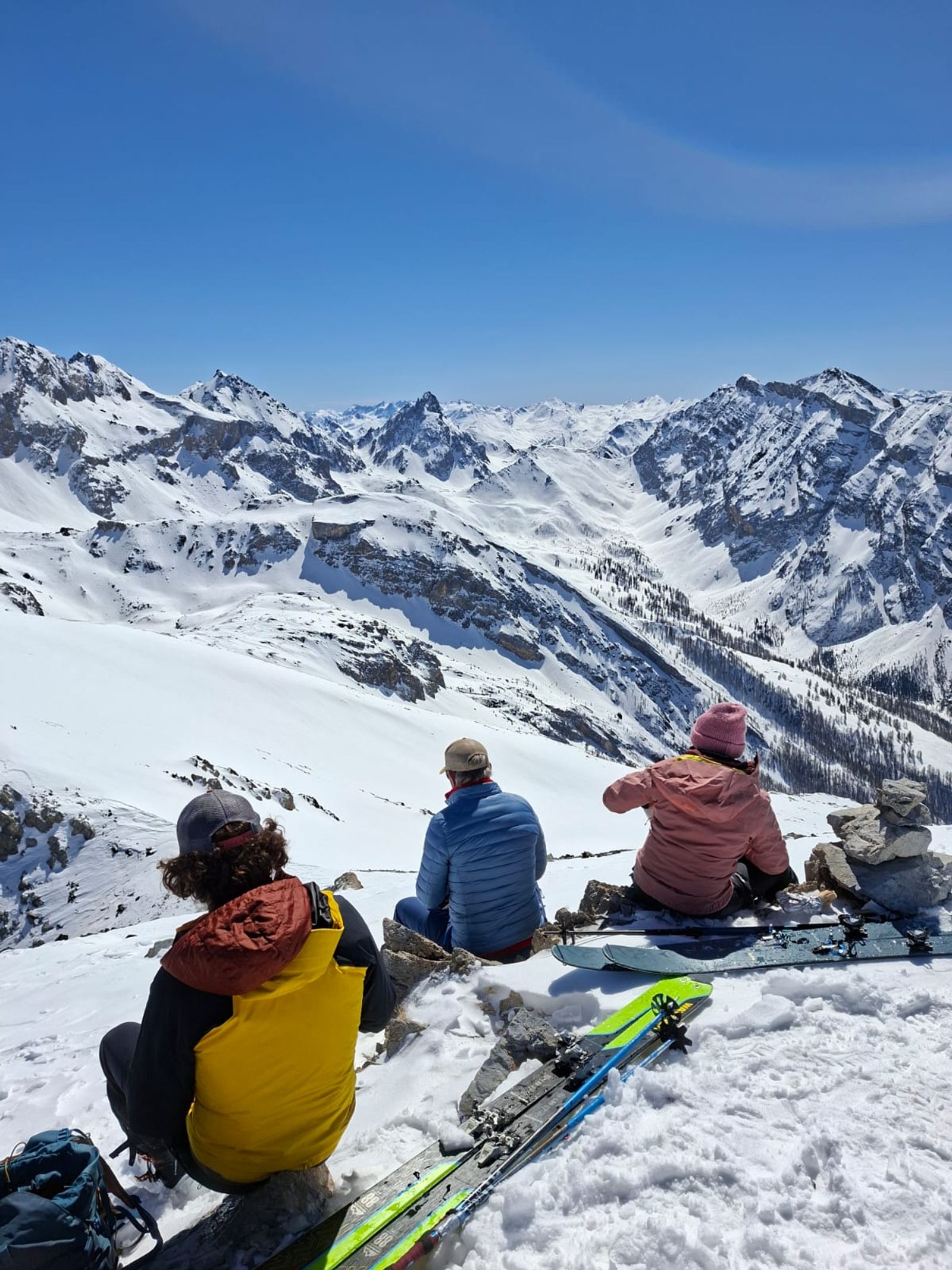 Pique nique au sommet de la Sauvagea devant un paysage enneigé incroyable