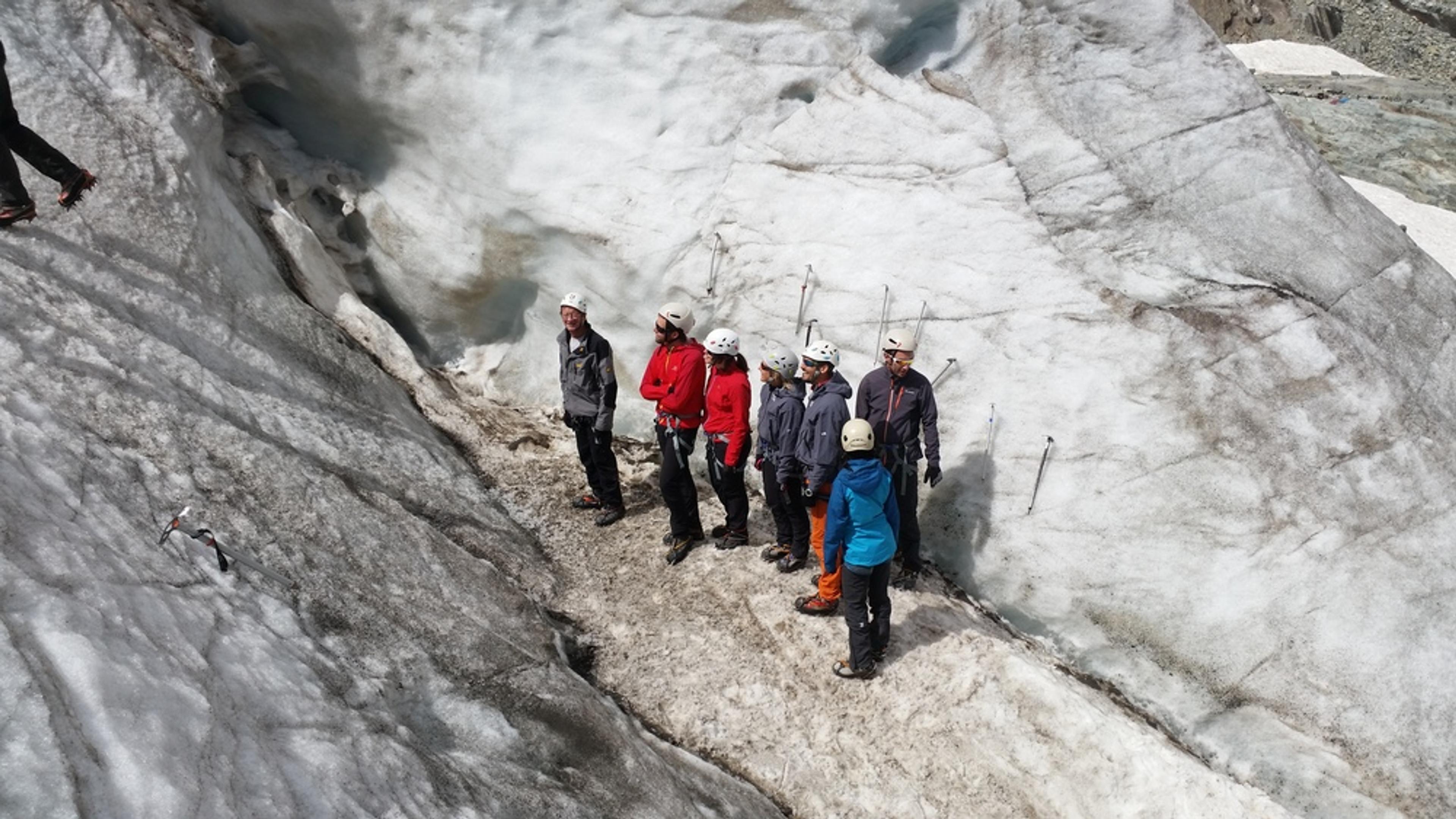 initiation alpinisme - Un groupe dans une crevasse