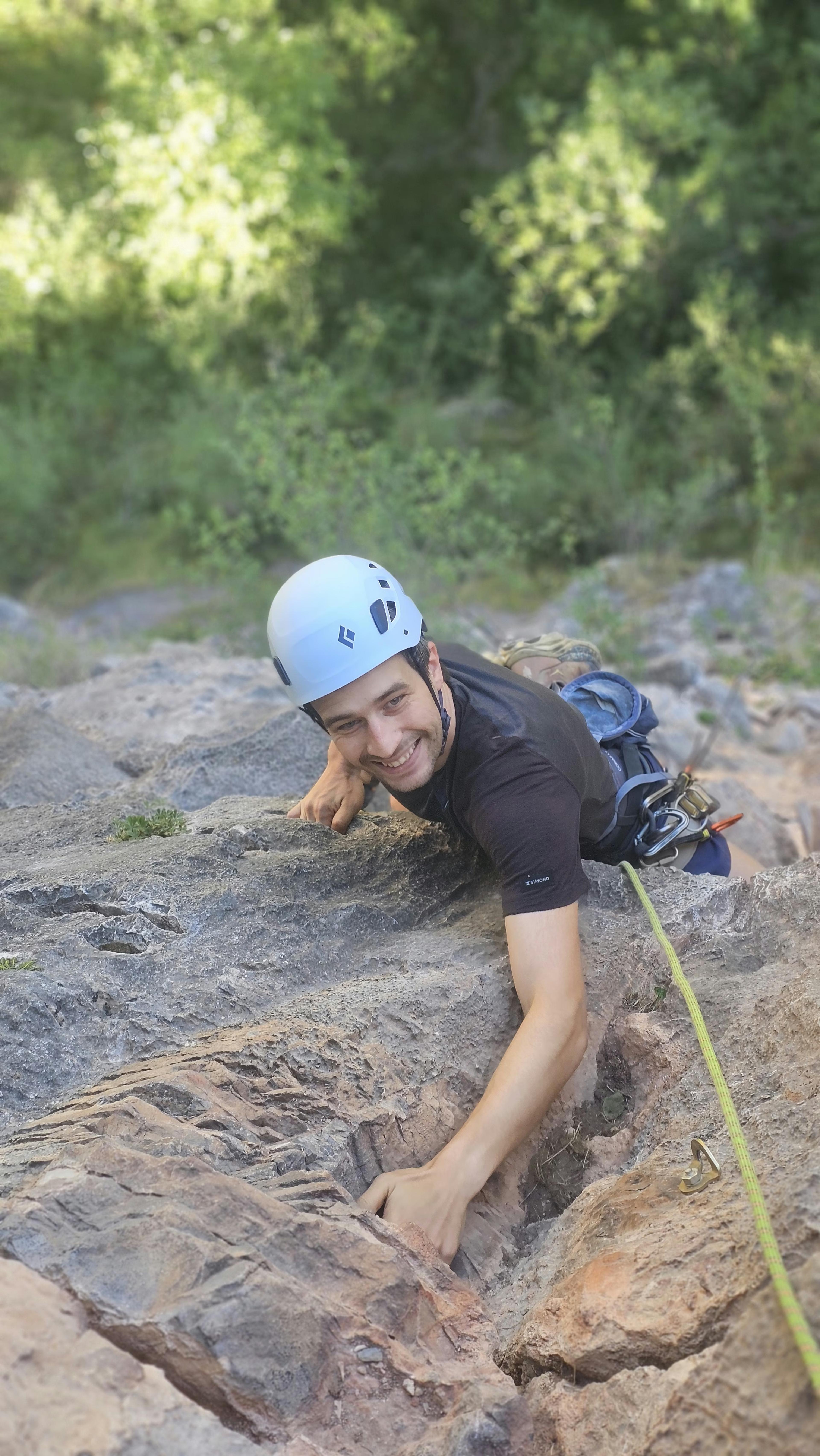 Grimpeur tout sourire dans les surplombs de Gorge Profonde