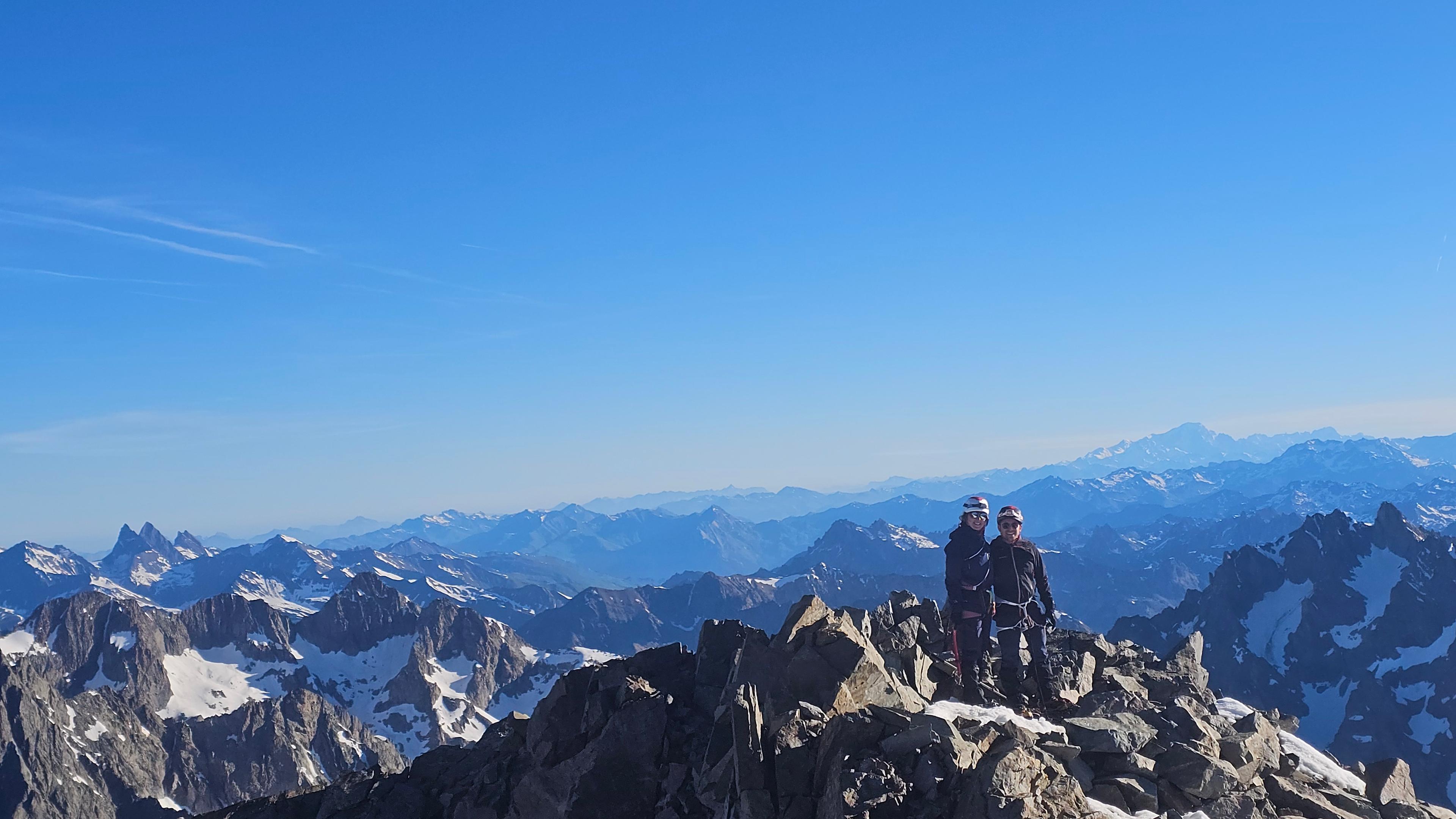 Alpinistes au sommet du Pelvoux, massif des Écrins, panorama alpin