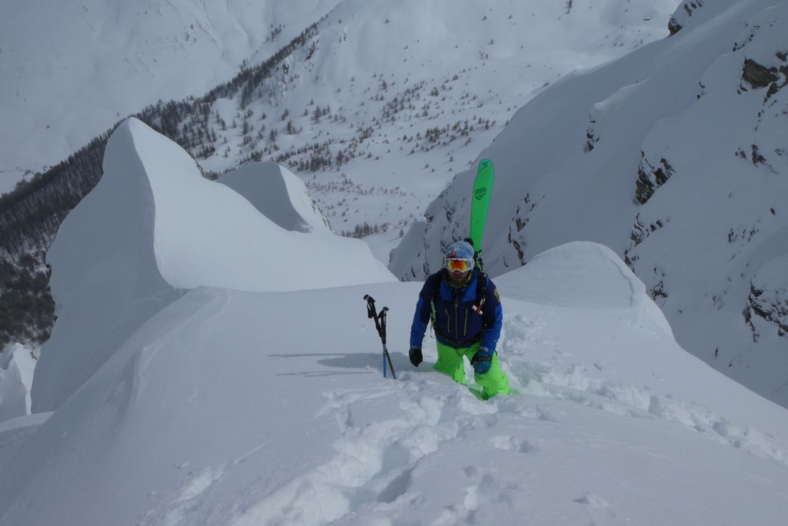 A skier carrying his skis on his backpack as he crosses the shoulder of the second branch of the Baionnette couloir