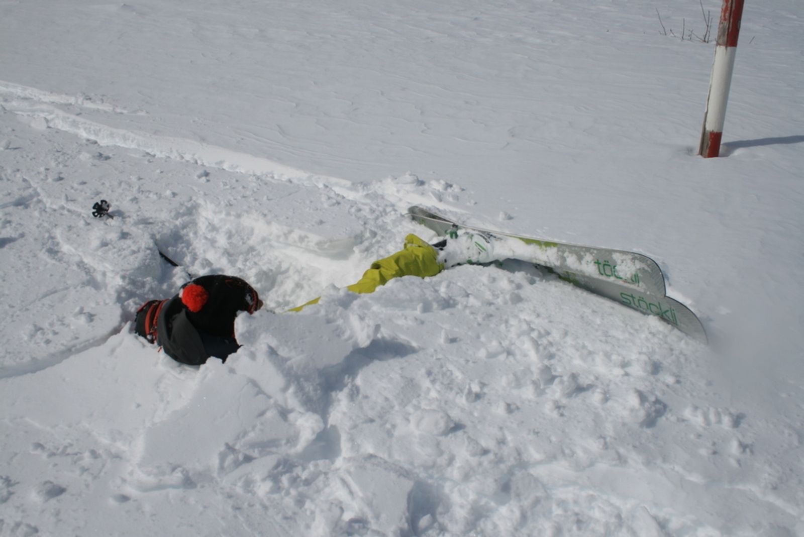 Skieur tombé dans la neige, skis aux pieds, pendant la descente de la Blanche.