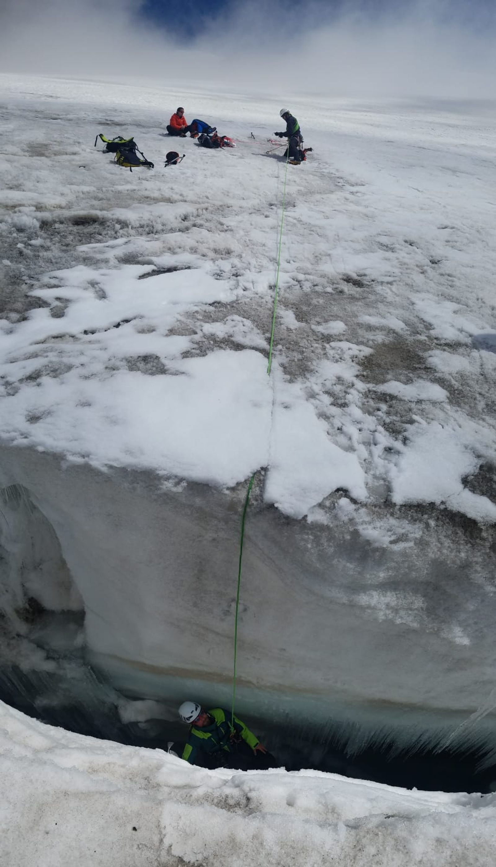 Secours en crevasse - mouflage - Cyril dans le trou
