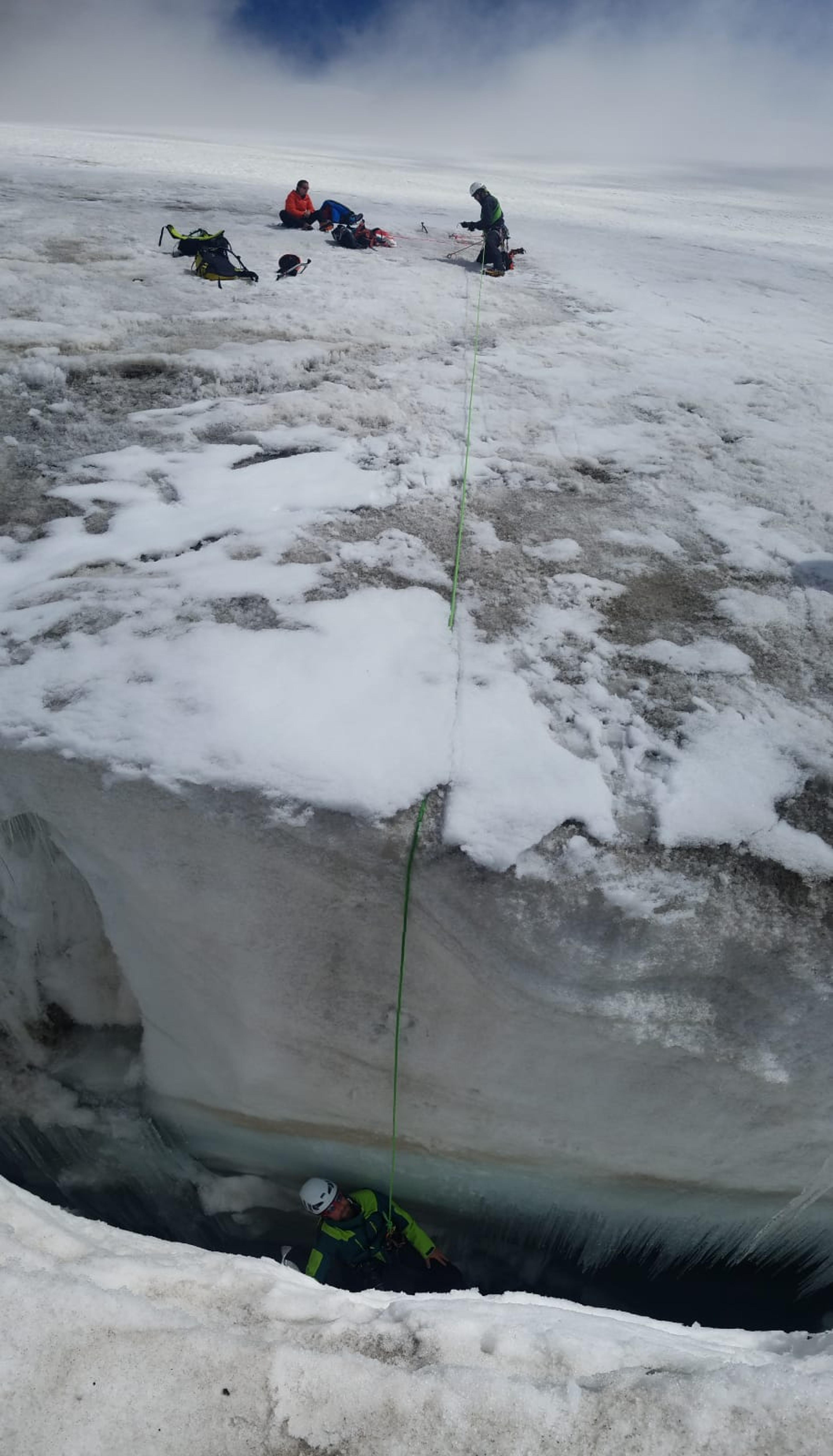 Secours en crevasse - mouflage - Cyril dans le trou