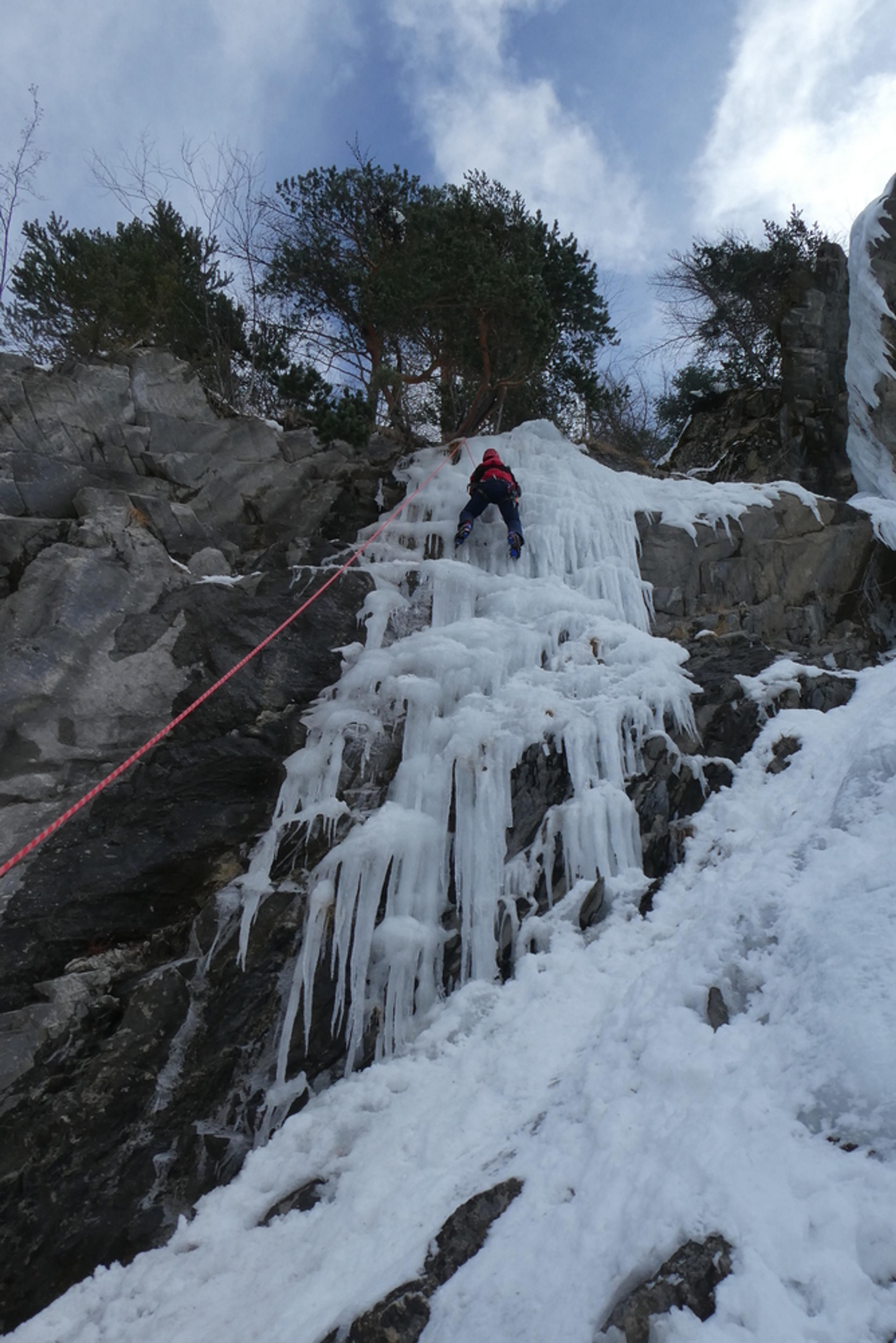 cascade de glace - Fracastorus - Cédric s'entraîne dans la dernière longueur