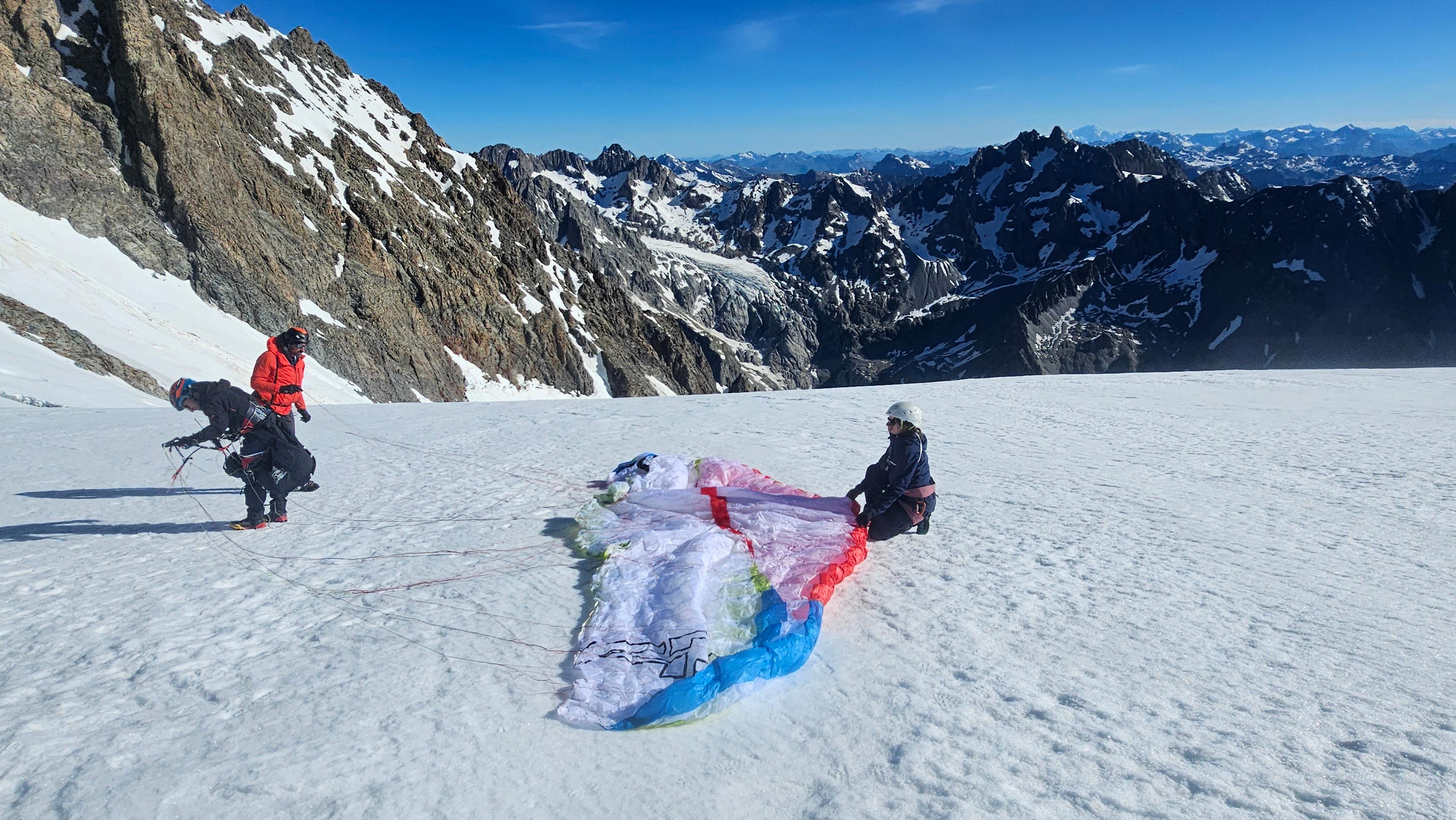Préparation de la voile de parapente sur le glacier des Violettes (Pelvoux, Ecrins)