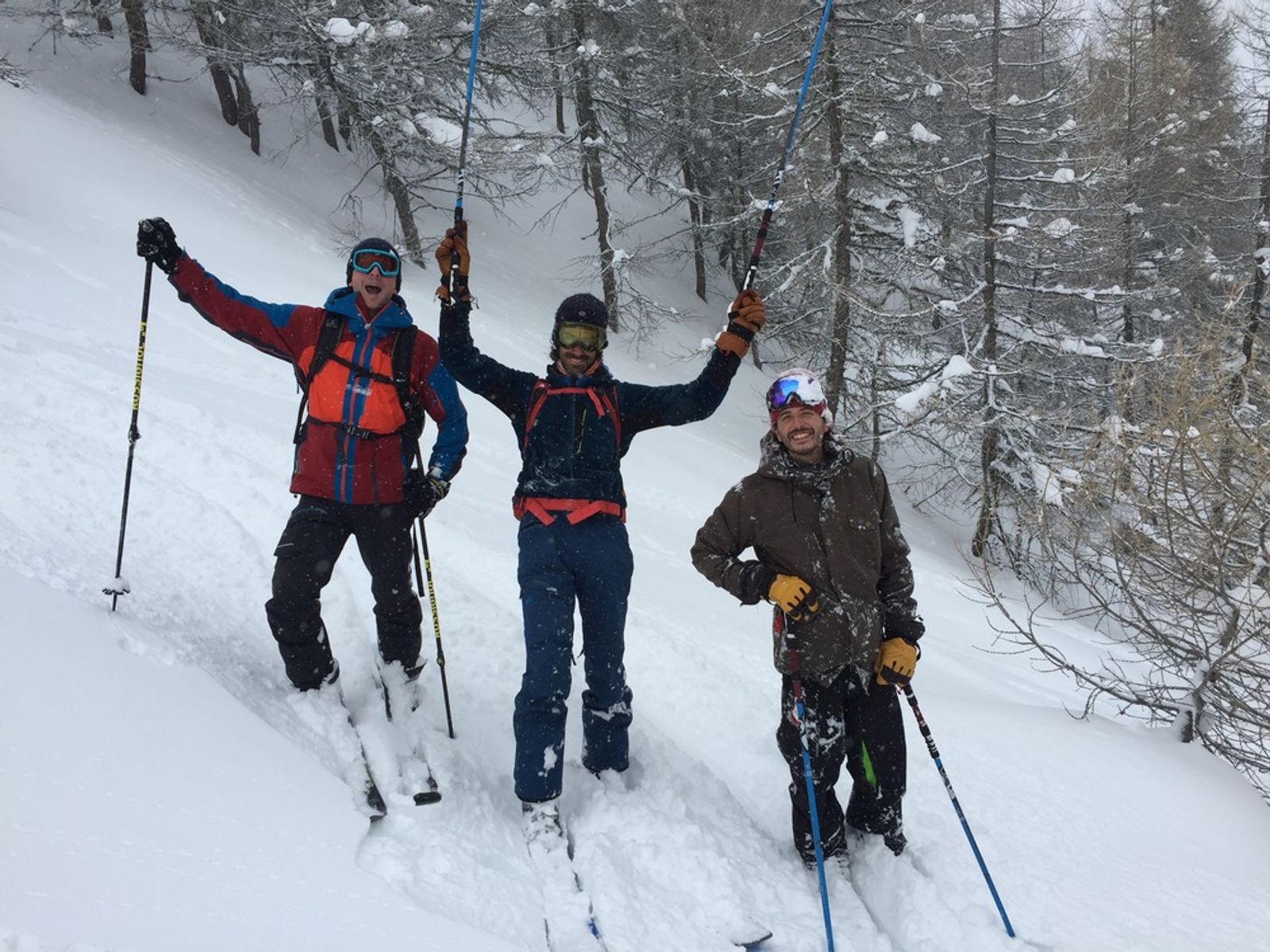 Trois skieurs posant pour la photo