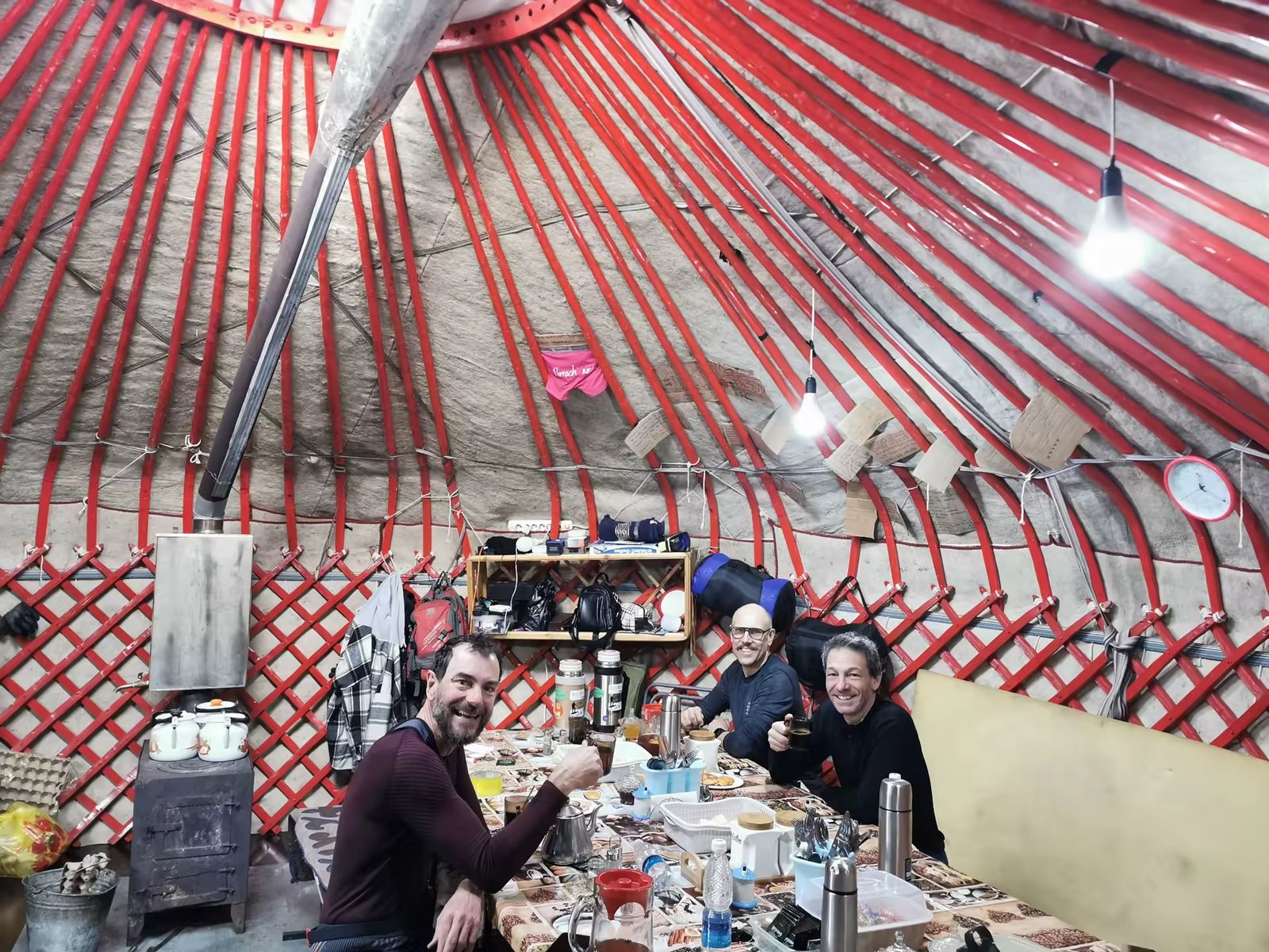Ambiance de yourte au petit déjeuner lors d'un voyage au Khirgizistan