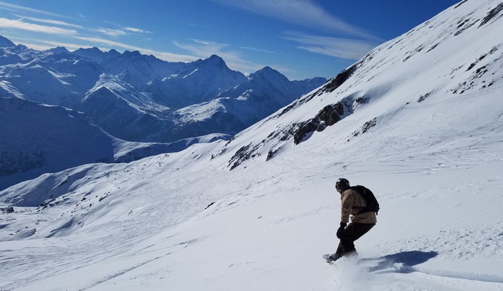 Le guide pendant la journée de ski hors-piste à l’Alpe d’Huez
