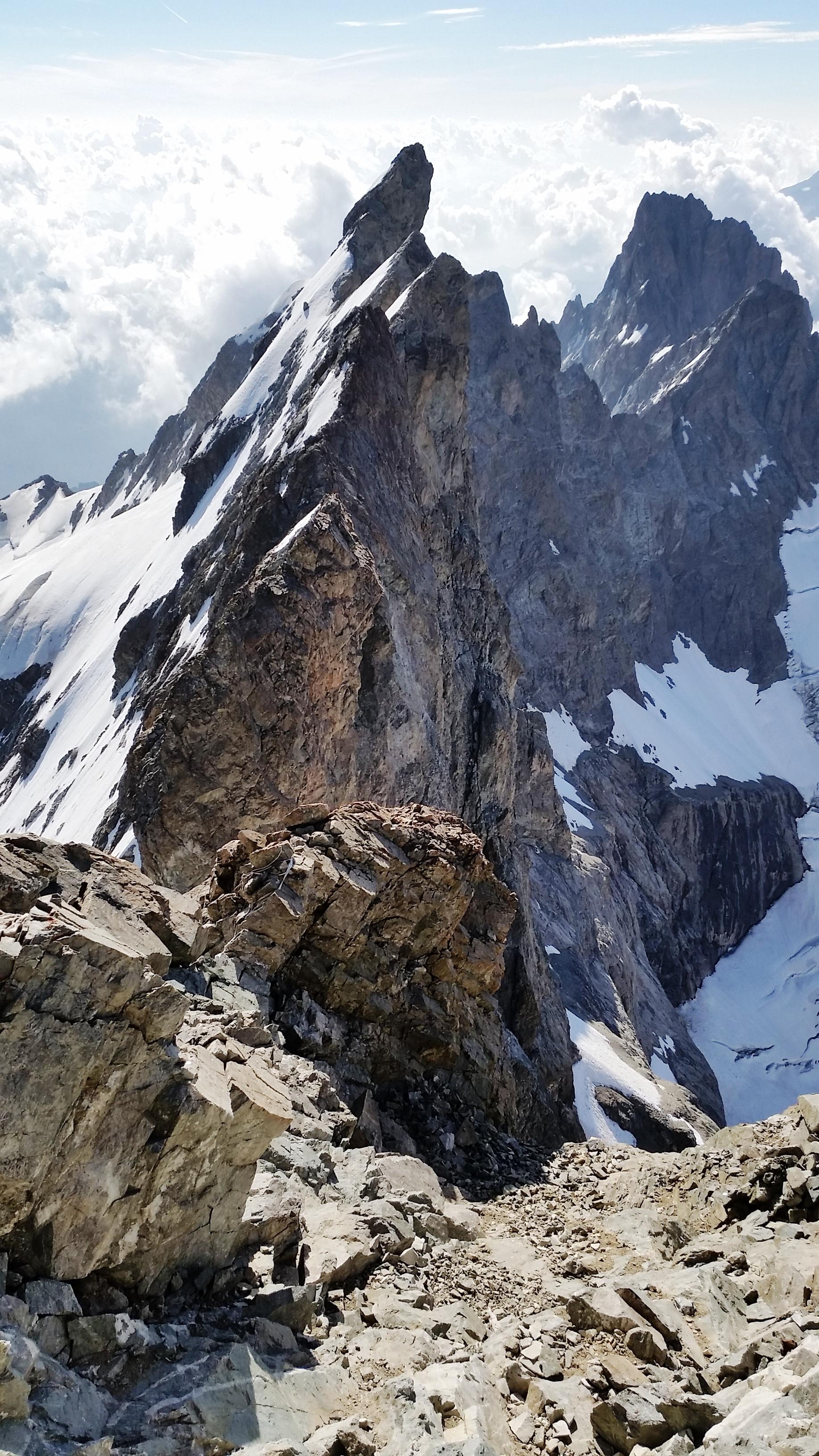 Arêtes rocheuses et sommets de la Meije observés pendant la traversée