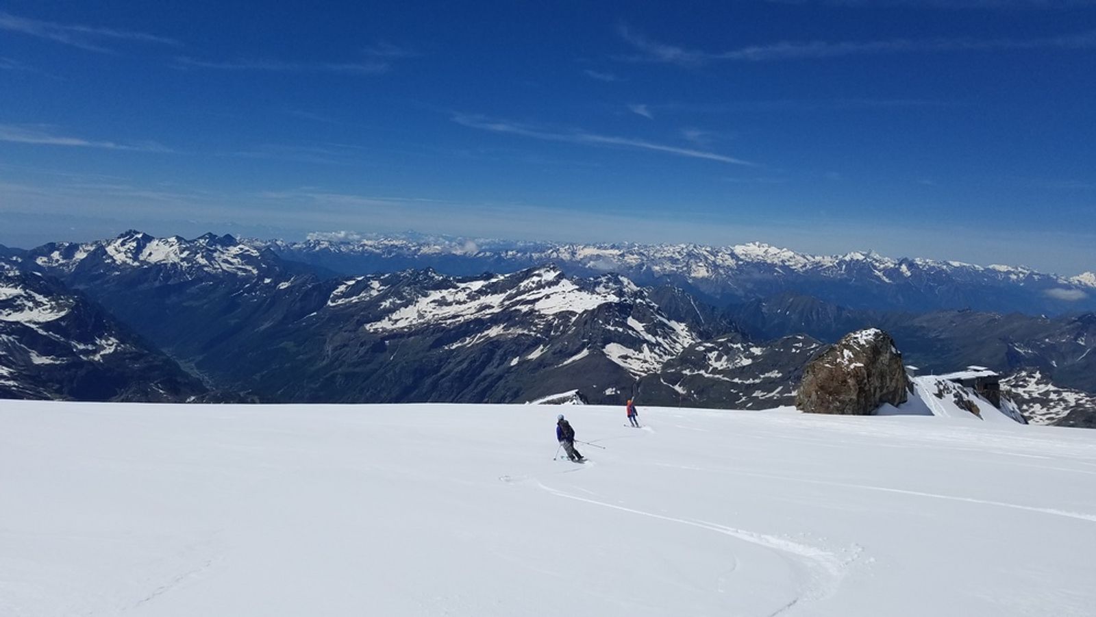 Ski avec une vue très ouverte sur une grande partie des Alpes