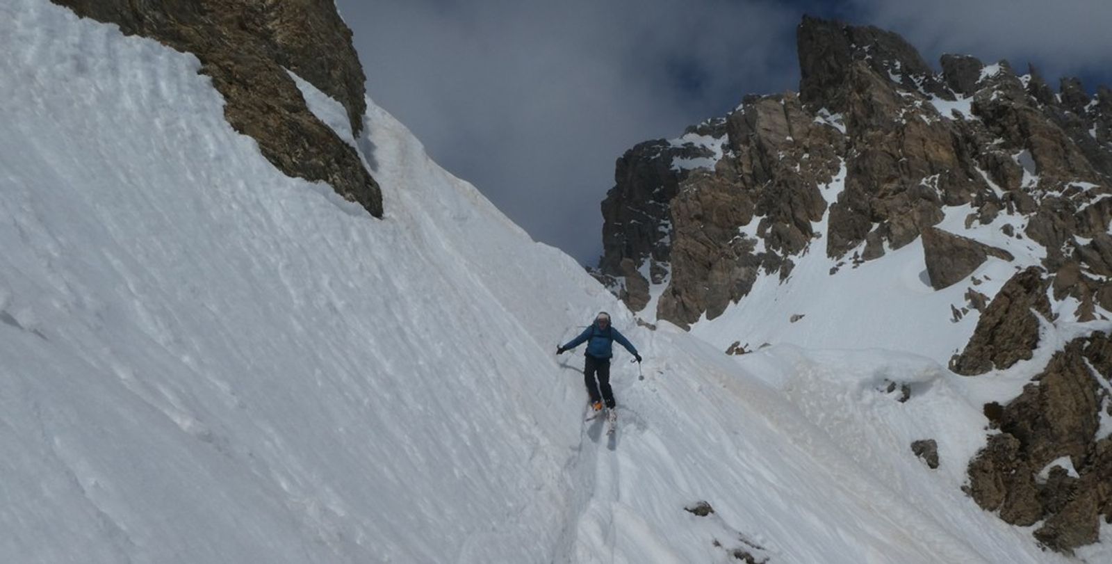 Patrick fait une traversée délicate en ski au passage du col de Feuillas