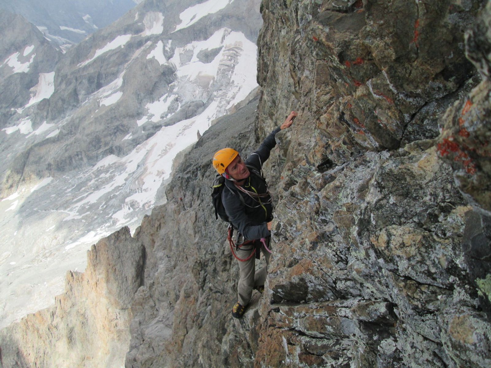 Jean-Yves termine la cheminée verte sur la voie Pierre Allain, avec les glaciers en contrebas.