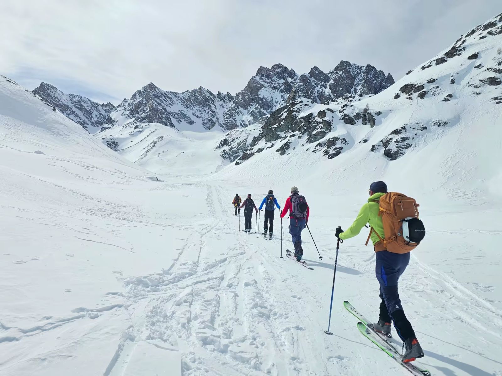 Groupe qui avance dans la vallon de Mary, Maljasset