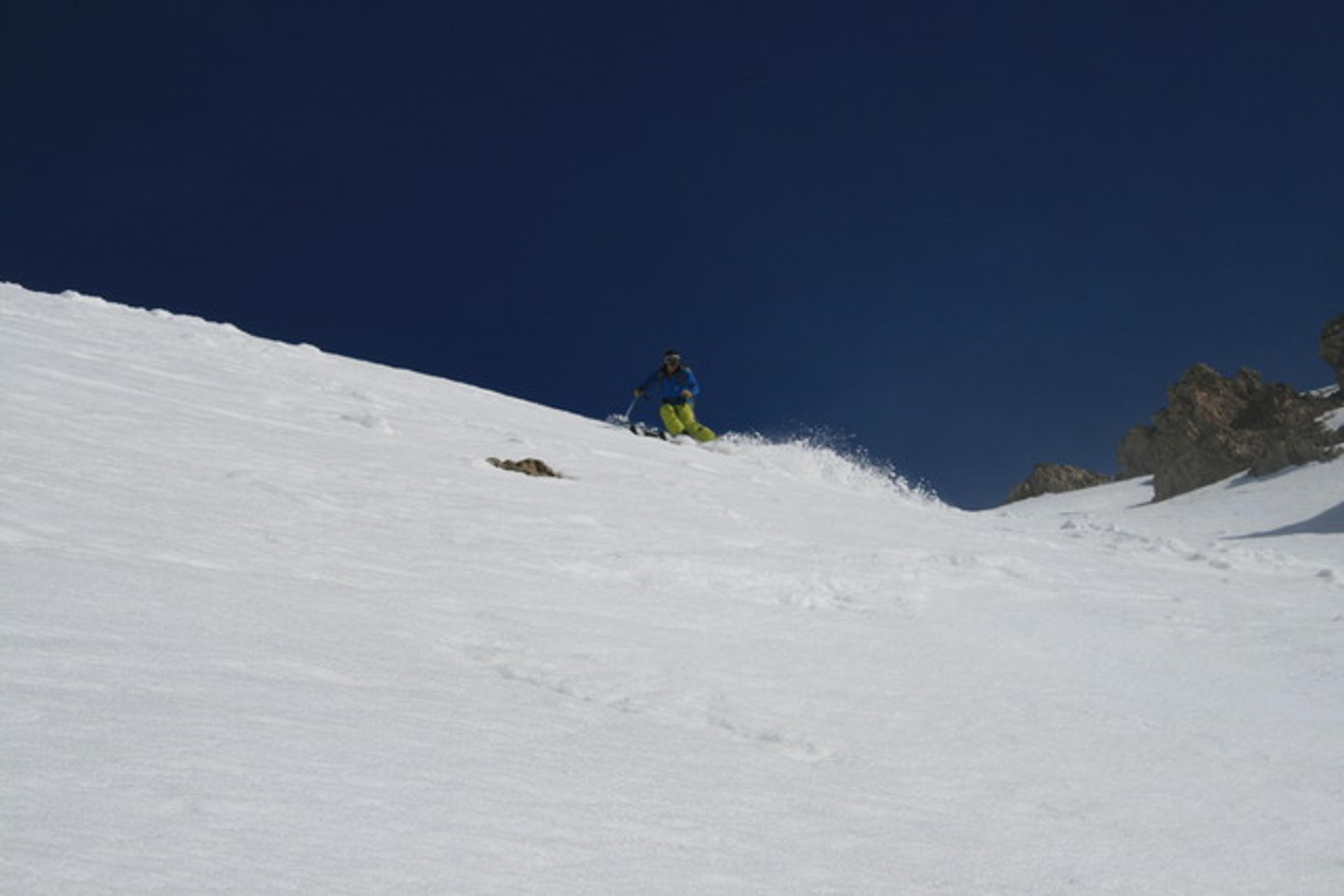 Nico a ski dans le couloir sud du Combeynot