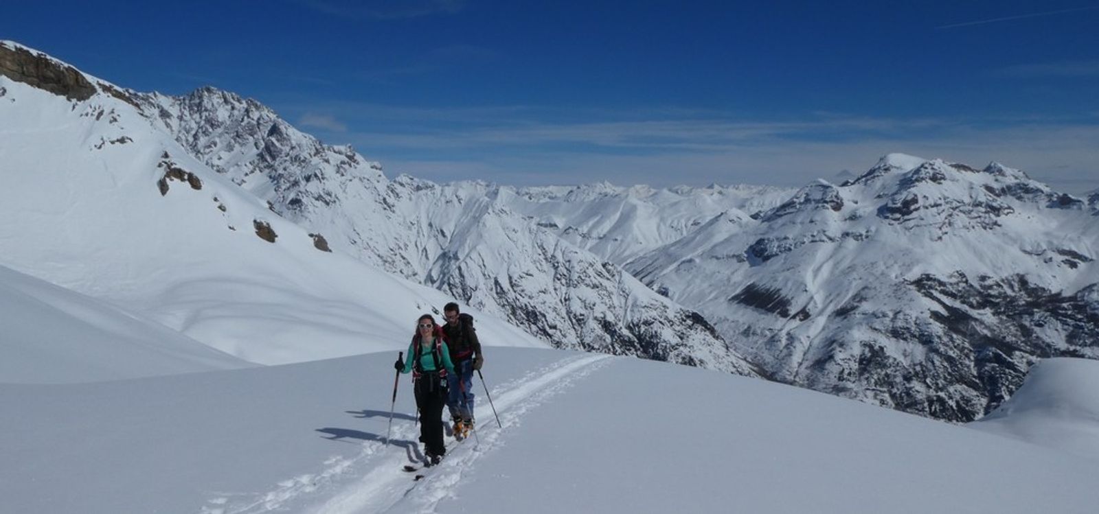Deux skieurs de randonnée suivant une trace de montée vers la Blanche.