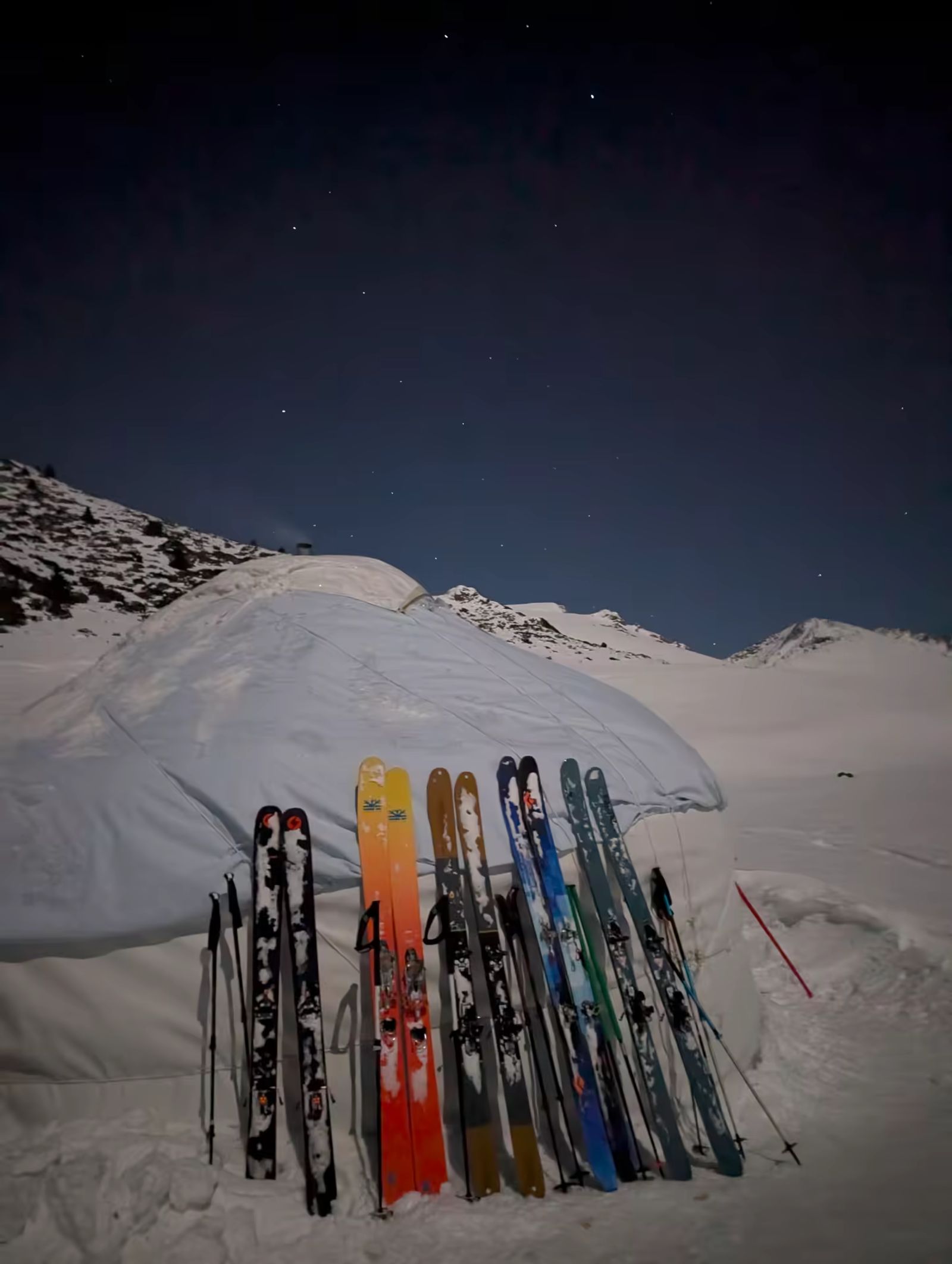 Skis posés sur la yourte d'altitude de Jyrgalan, vue de nuit