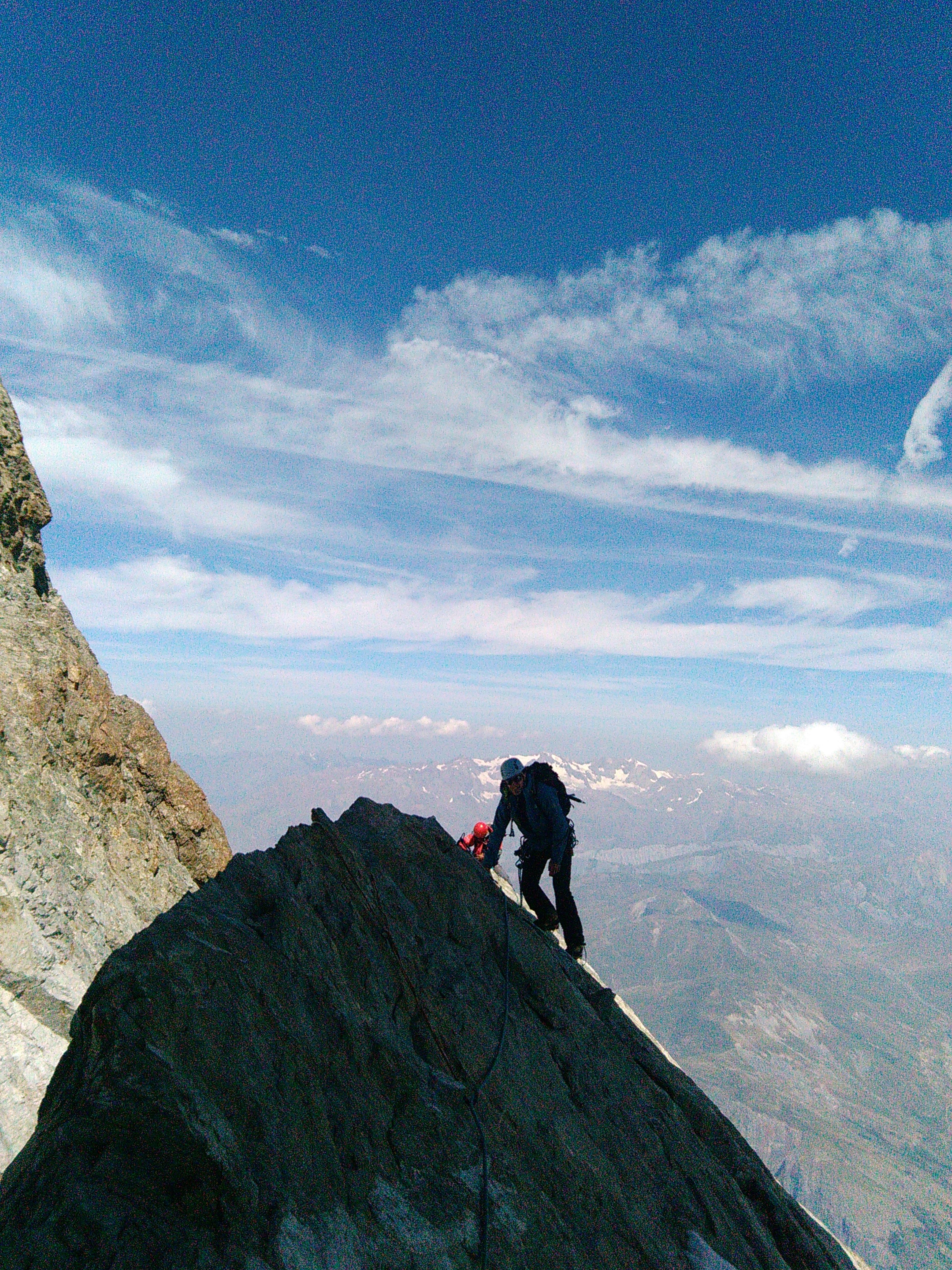 Alpinistes sur une section rocheuse entre les rappels et les câbles de contournement de la Zsygmondy