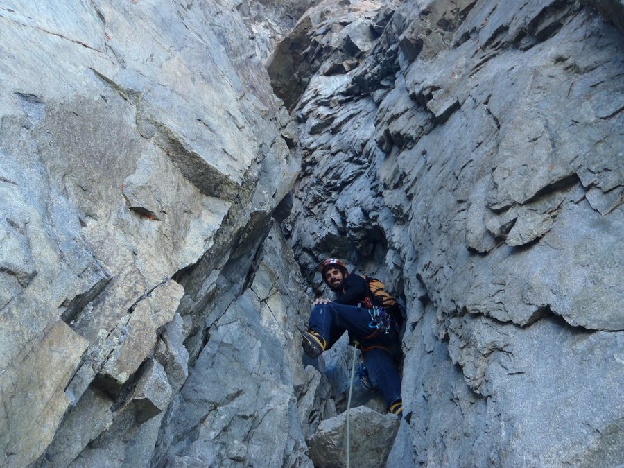 Escalade dans une cheminée de sortie de la Devies-Gervasutti.