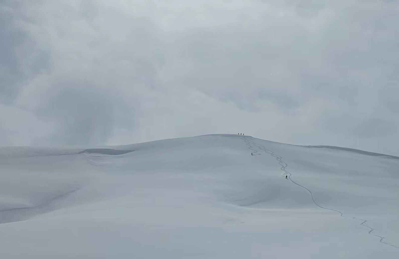 Itinéraire de ski de randonnée tracé sur les montagnes enneigées d’Arménie